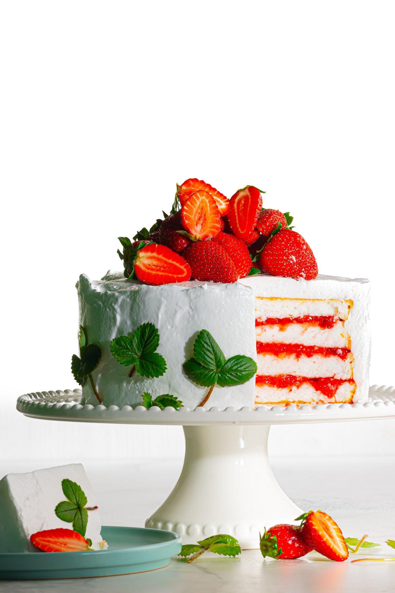 RETSEPT | Kui on põhjust tähistamiseks! Pidulik tarretatud munavalge tort maasikatega suviste sünnipäevade ja koosolemiste tähistamiseks