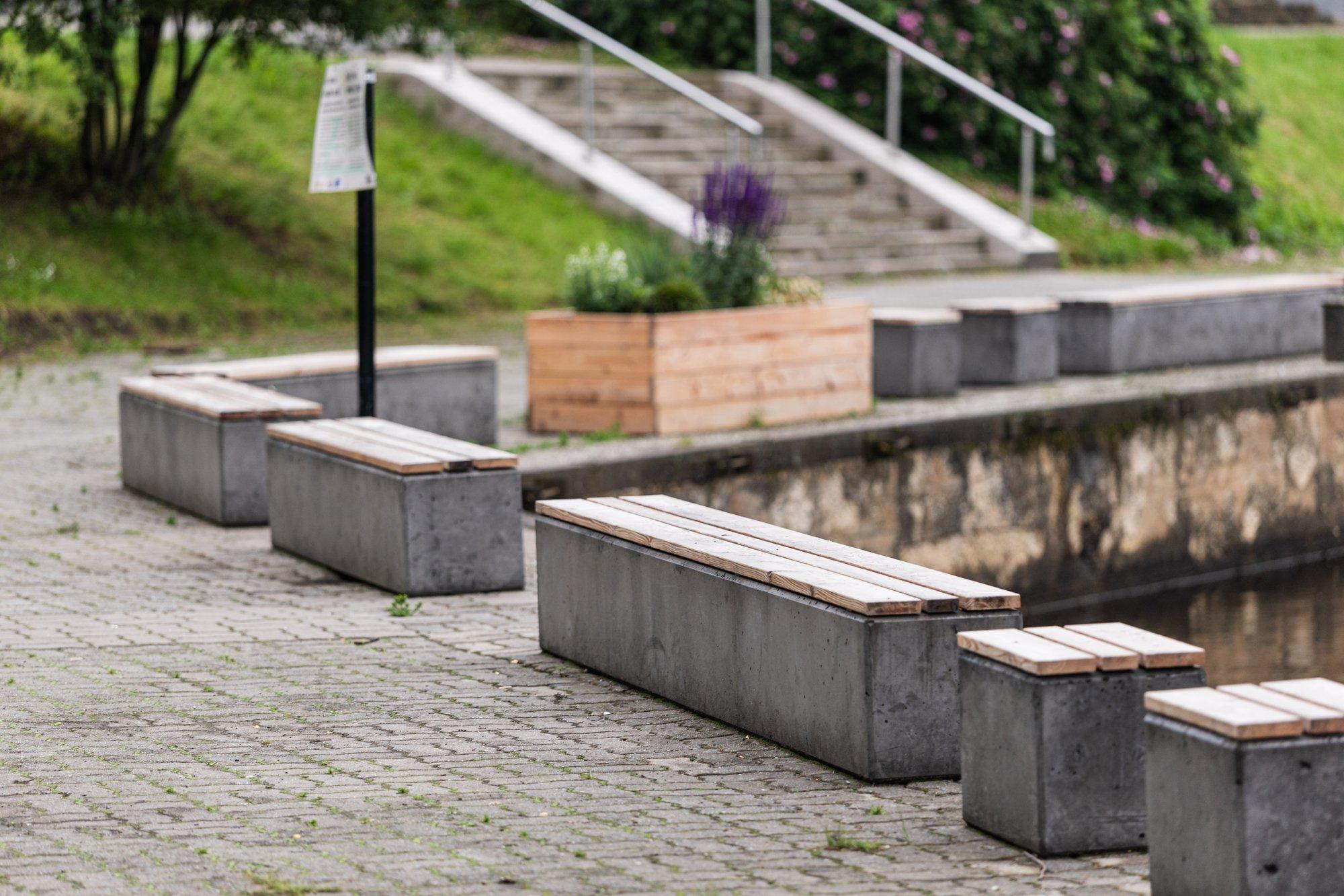 Uute Emajõe-äärsete pinkide juures juhtus esimene õnnetus. Tartu abilinnapea: viime need kaldast kaugemale