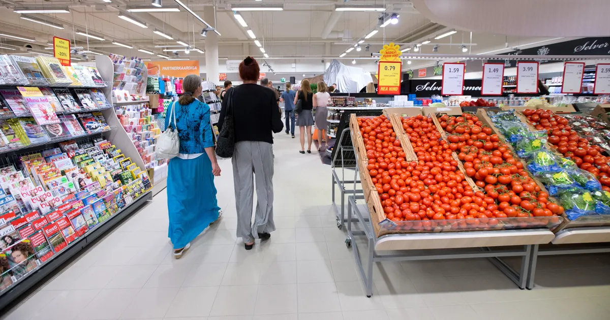 FOTO ⟩ «Seda poodi saab usaldada, kindel nagu kalju!» Välismaalaste seas kütab kirgi keset Viimsi kauplust asuv kivi