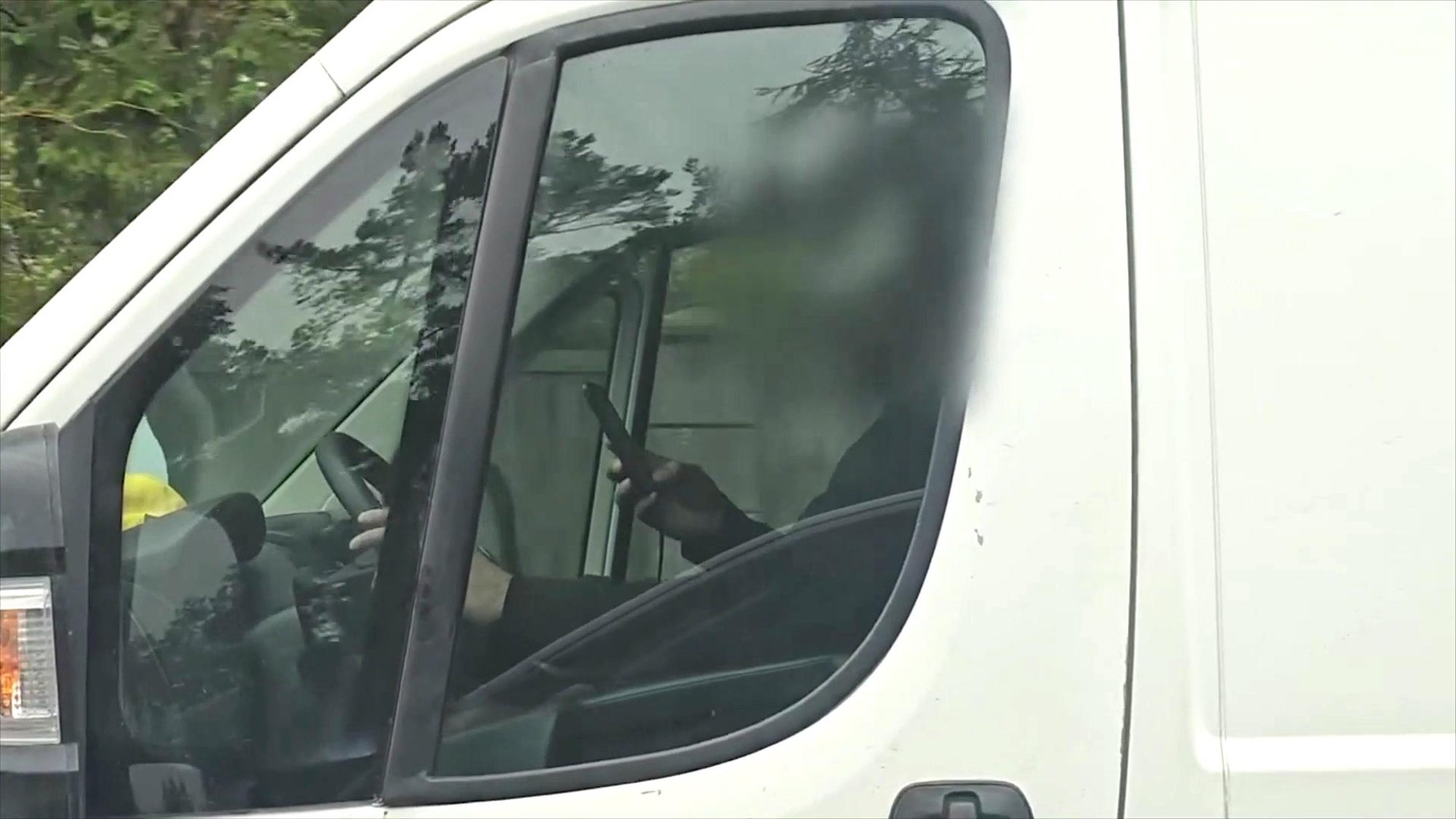 VIDEO | Kurvastavad kaadrid: patrulli käigus ilmnes, et rooli taga näeb aina enam „nutijoodikuid“