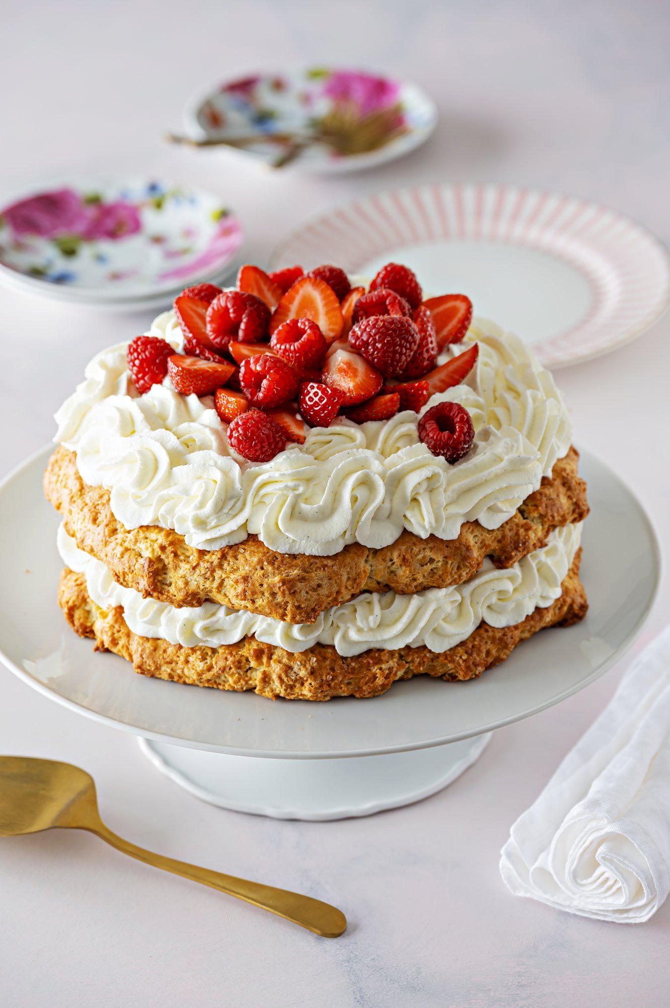 RETSEPT | Pidustused alaku! Tähistame laulu- ja tantsupidu  meeldejäävalt: uhke hiigelküpsisetort suvemarjadega