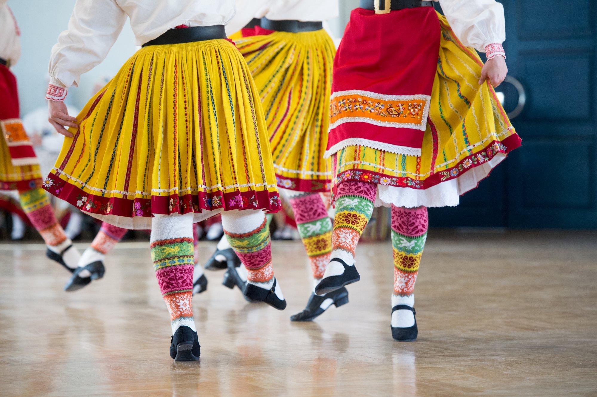 JUHIS | Kuidas rahvariietelt plekke eemaldada, neid kuivatada ja hoiustada