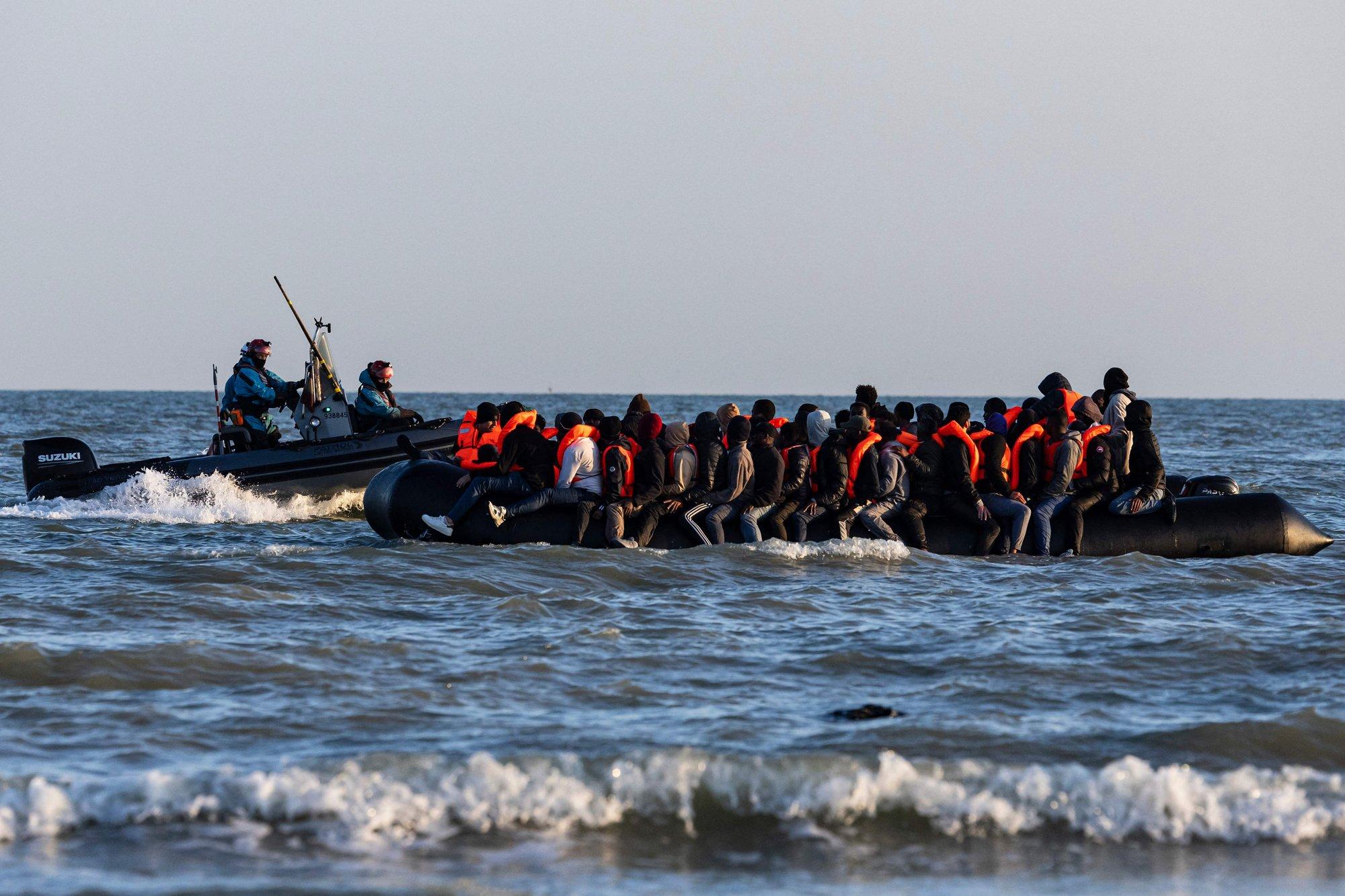 Noaga kummipaadi kallale: Britid tervitavad Prantsuse politsei jõulist sekkumist paadipõgenike peatamisel