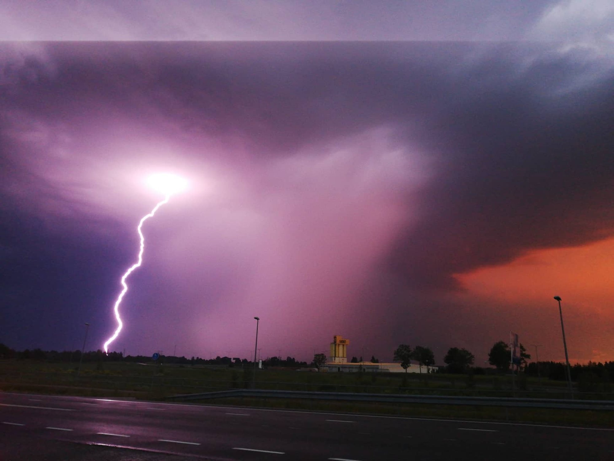 Keskkonnaagentuur: üle Eesti on oodata võimsaid äikesepilvi. Erailmajaamad on mõõtnud juba 50 mm vihma