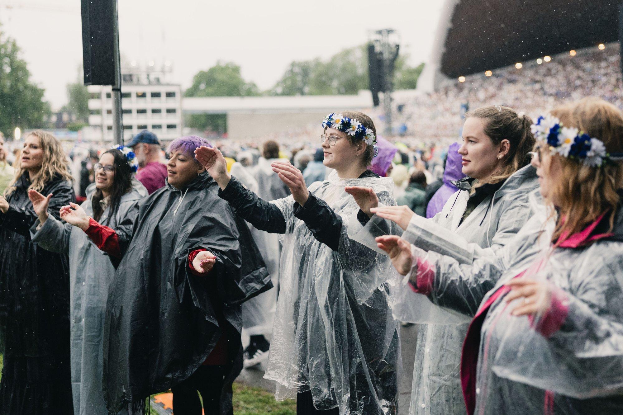FOTOD | Viiplejate koor EPIK viiples laulupeol elavalt kaasa rahva seast
