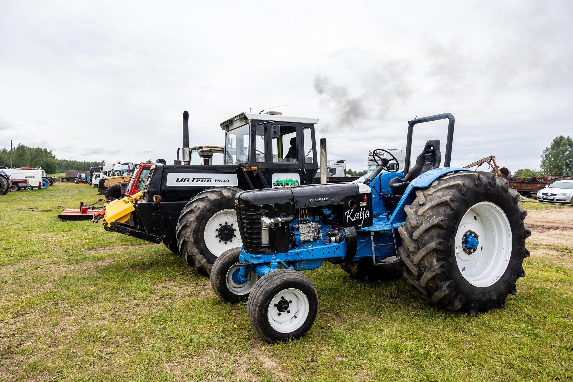 GALERII JA VIDEO | Seto Jaanitulel katsusid rammu antiiktraktorid