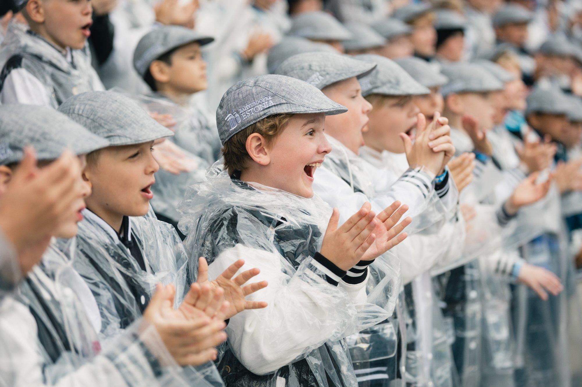 FOTOD | Fotograaf Kiur Kaasiku pilditabamused laulukaare alt: esirea rahvas, dirigentide emotsioonid ja kirglikult laulvad lapsed