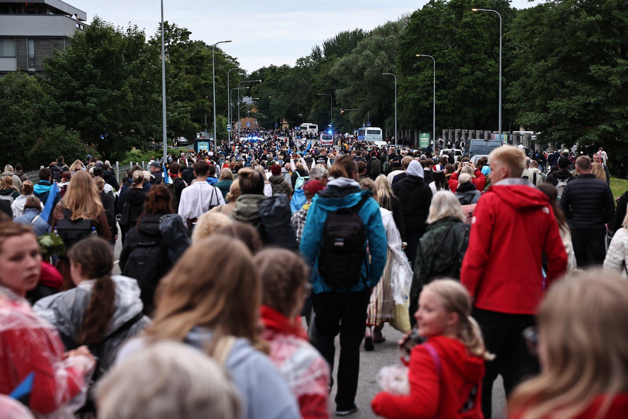 FOTOD | Muda, trahvid, ummikud ja massid: laulupeoliste kodutee kujunes kohati seiklusrikkaks