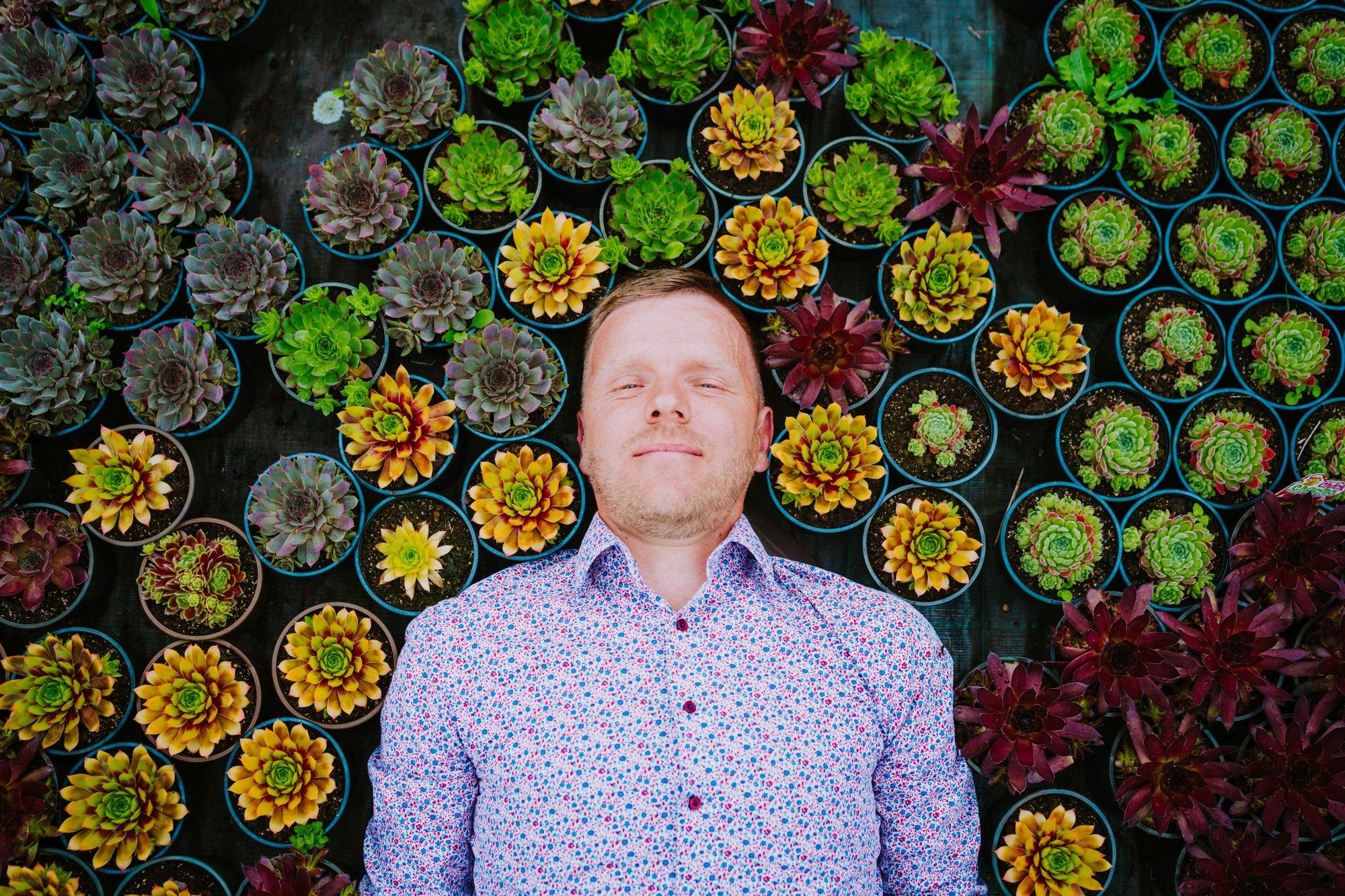 Aednik Martin Lever: püsililled loovad meeleolu – lähed torisedes aeda, aga tuppa tagasi tuled rõõmsalt