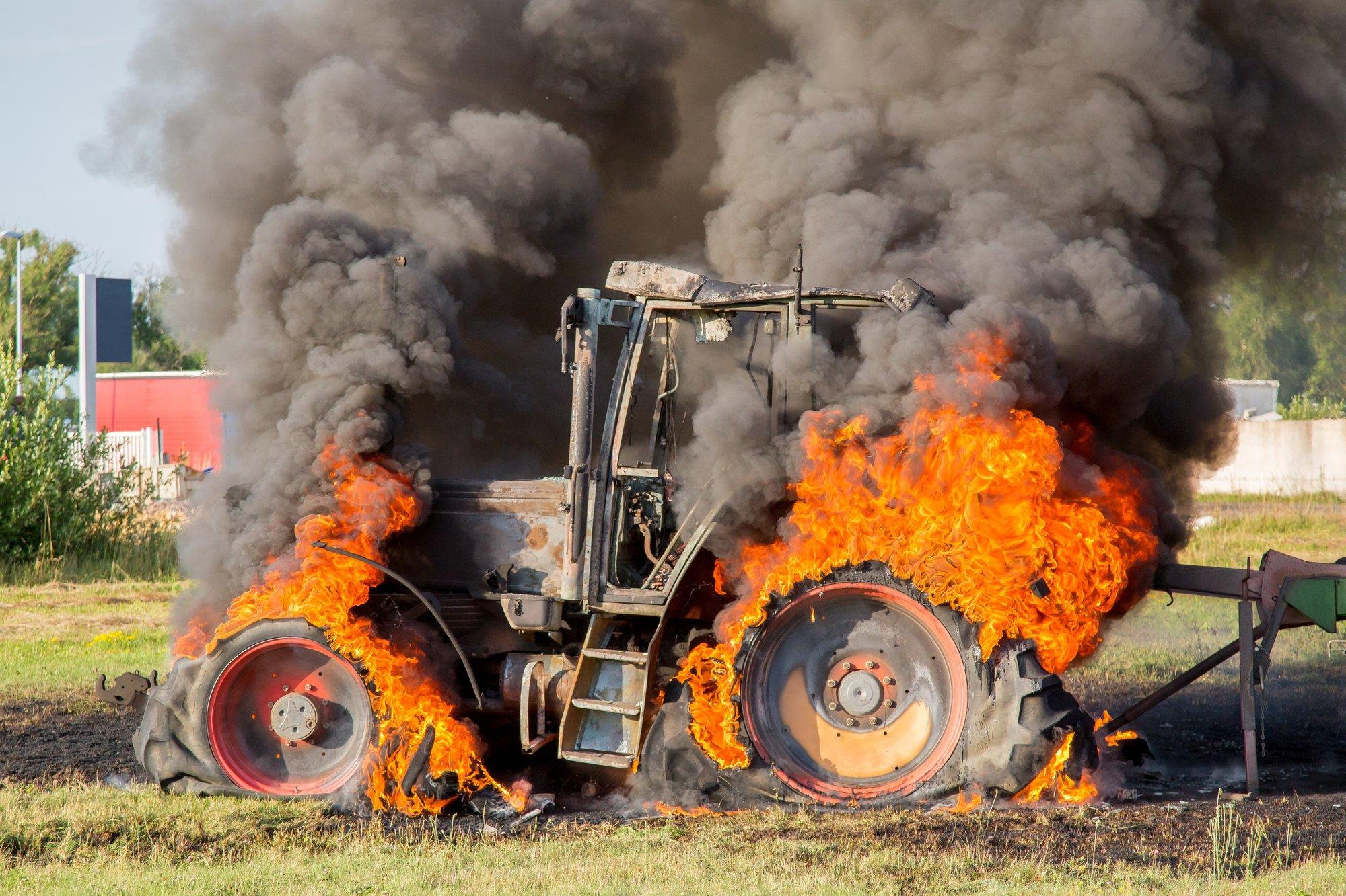 Tuleoht põllul kasvab: üle Eesti on mitu traktorit ja heinapressi põlengutes hävinenud