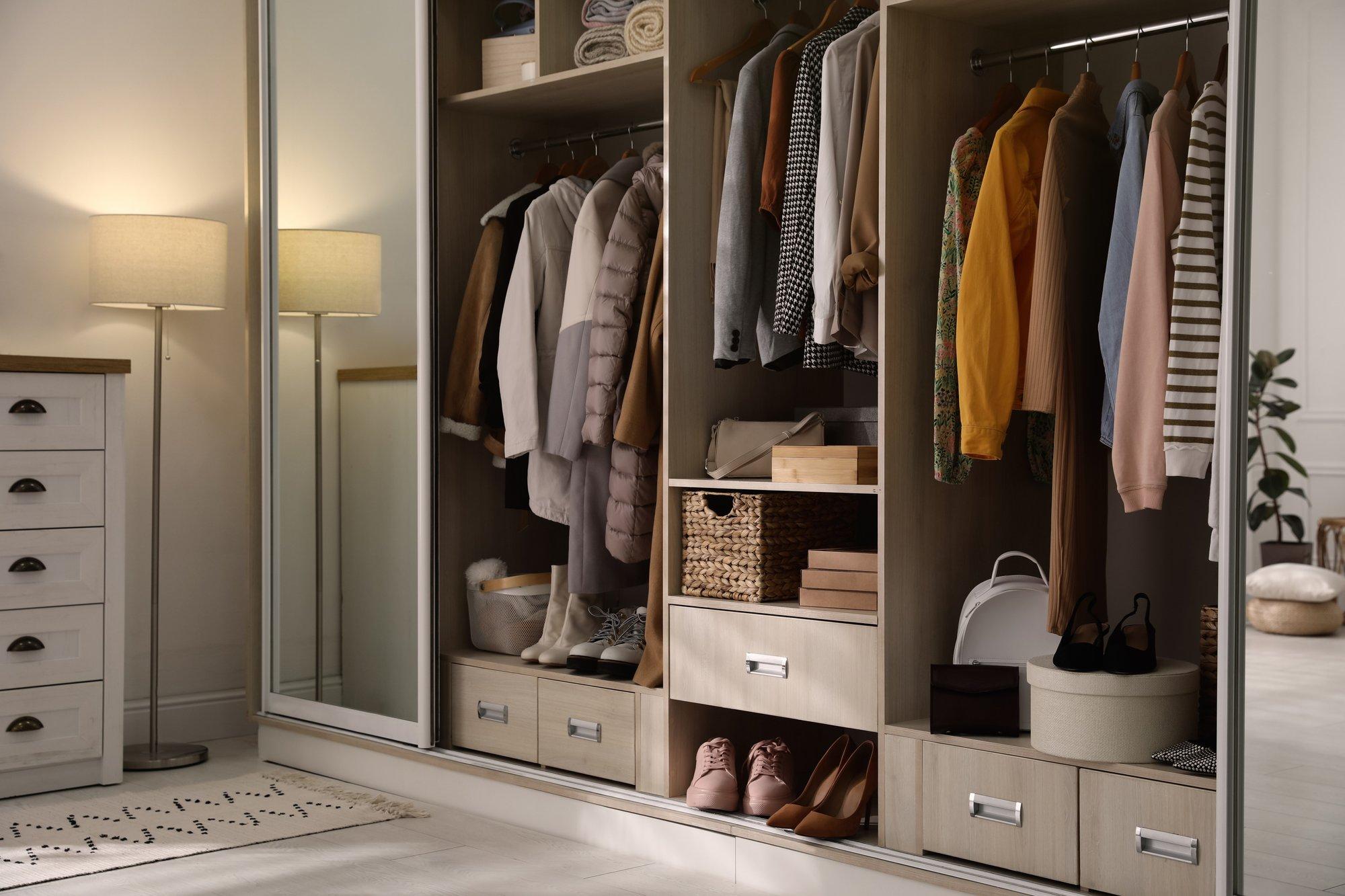 Kuus kavalat nippi, kuidas riidekappi rohkem ruumi saada