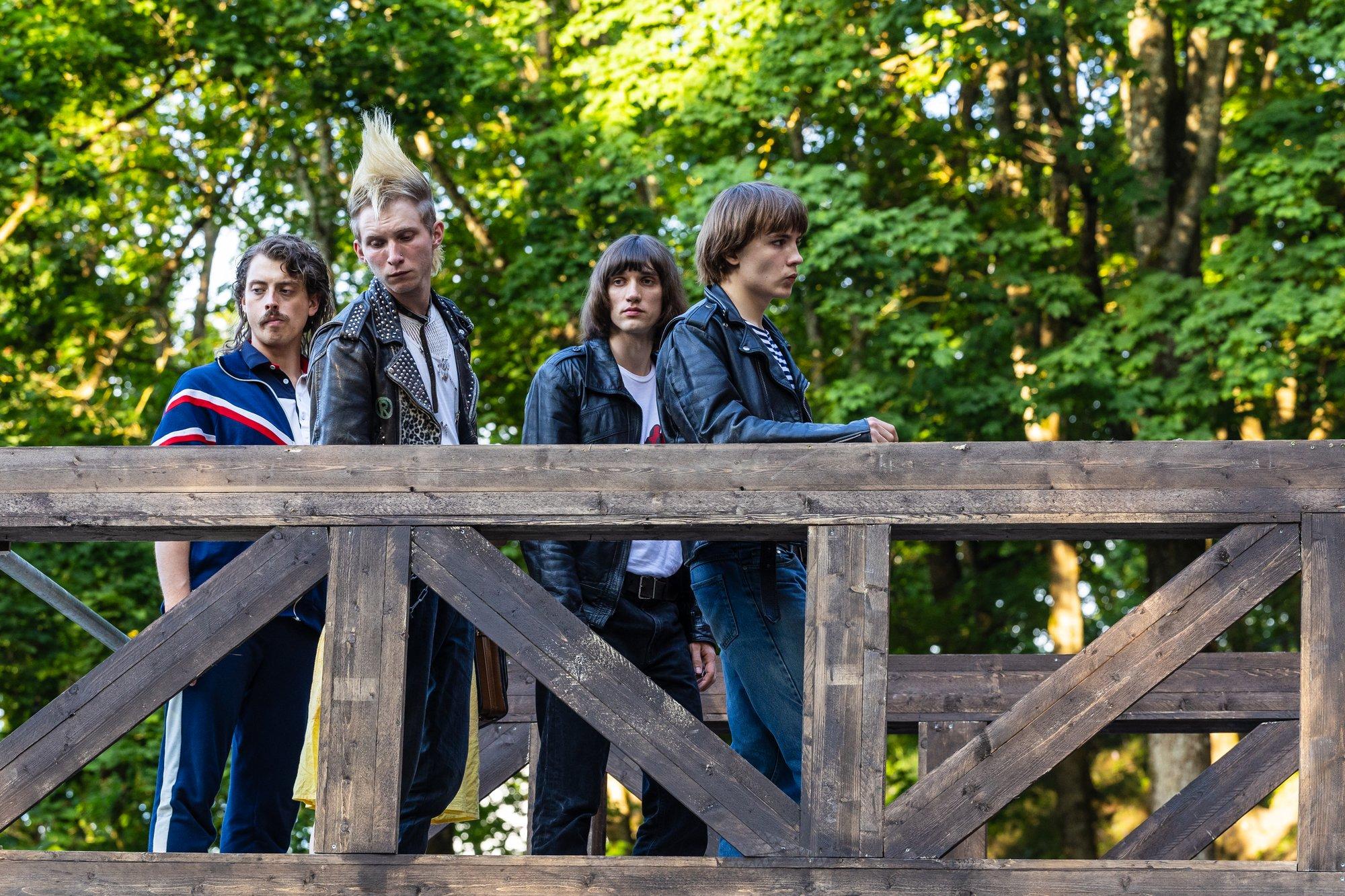 REPORTAAŽ | Tartus musta pori näkku ei visatud, aga „Musta pori näkku“ sai filmitud küllaga