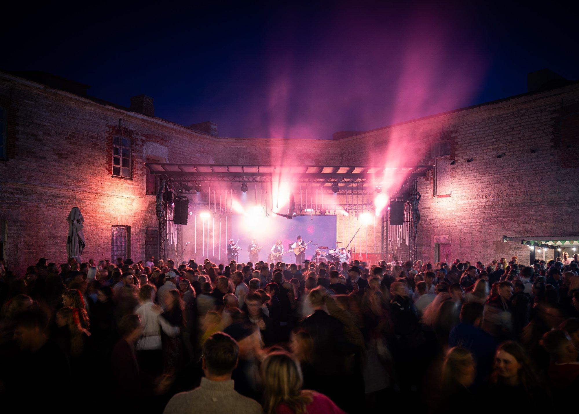 REPORTAAŽ | Kolmest etendusest ei piisanud! Tantsupeolised keerutasid hommikuni Patarei merekindluses