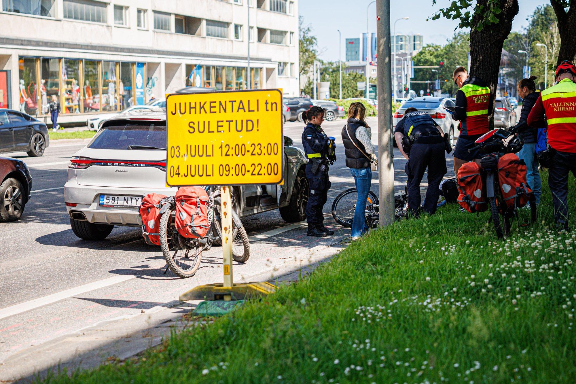 FOTOD | Tallinnas toimus liiklusõnnetus, rattur viidi haiglasse
