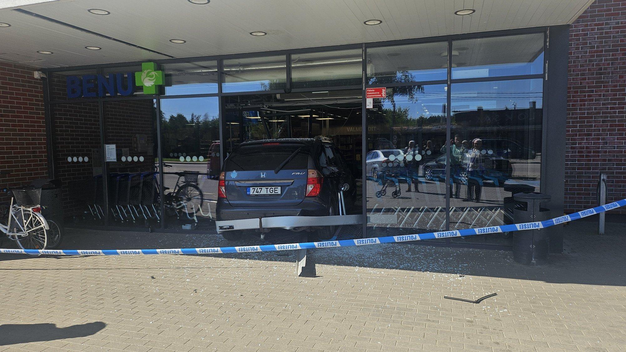 FOTOD | Loksa Coopi sõitis sisse auto, juht oli ilmselt joobes