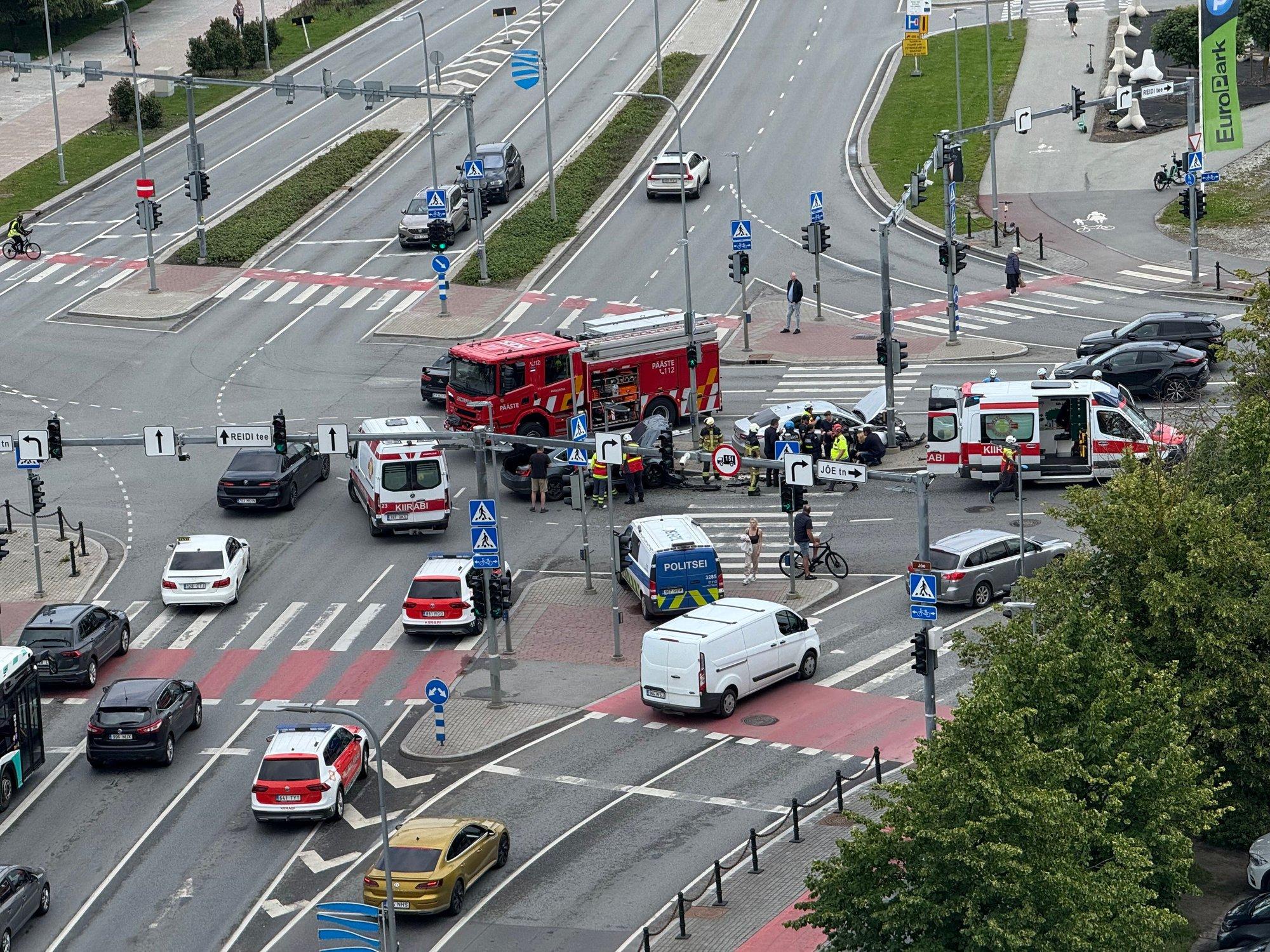VIDEO ja FOTOD | Tallinnas Nautica keskuse juures toimunud raskes liiklusõnnetuses sai jalakäija autolt löögi
