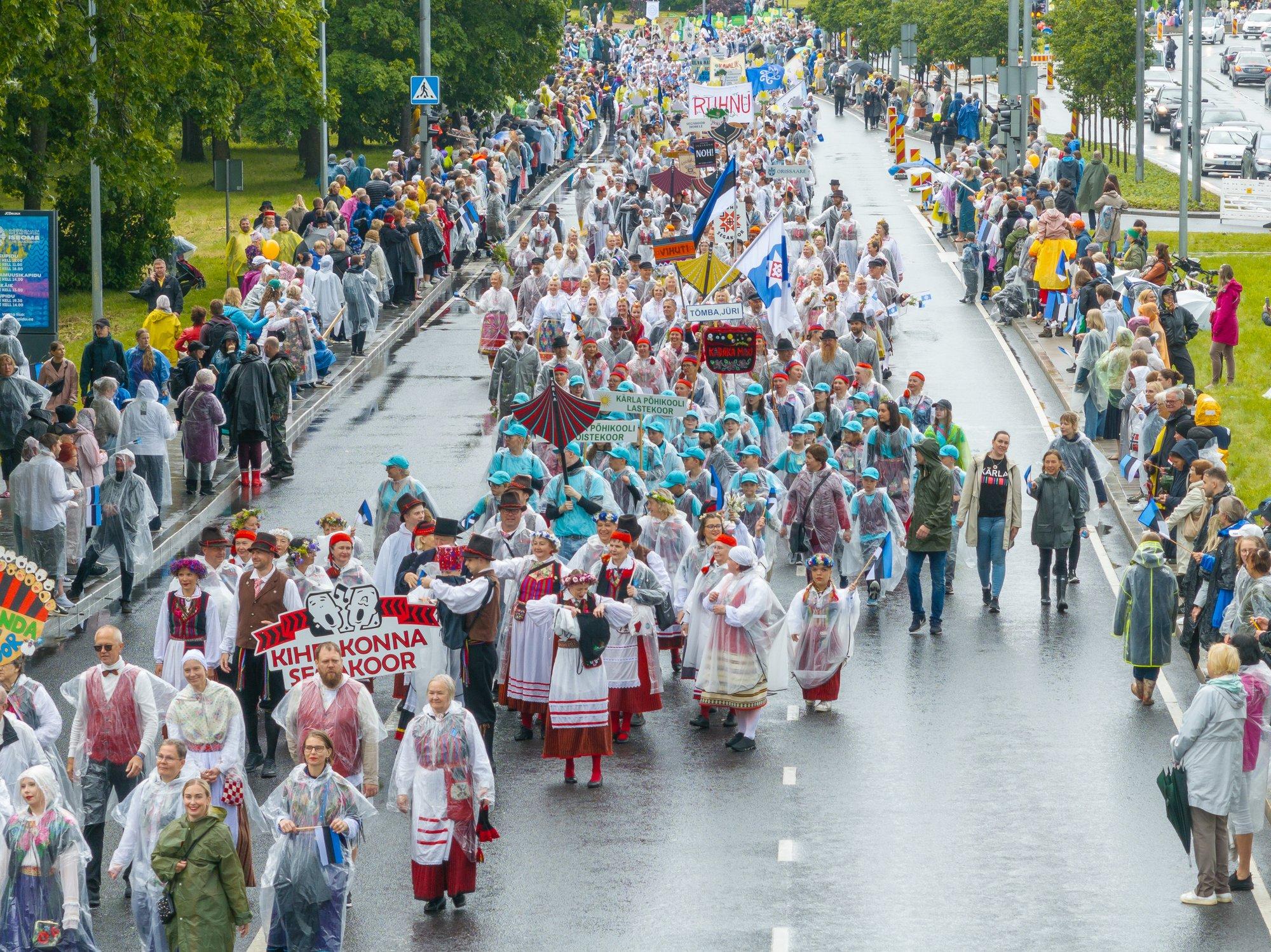 DROONIFOTOD ja -VIDEO | Uhke rongkäik vallutas Tallinna tänavad