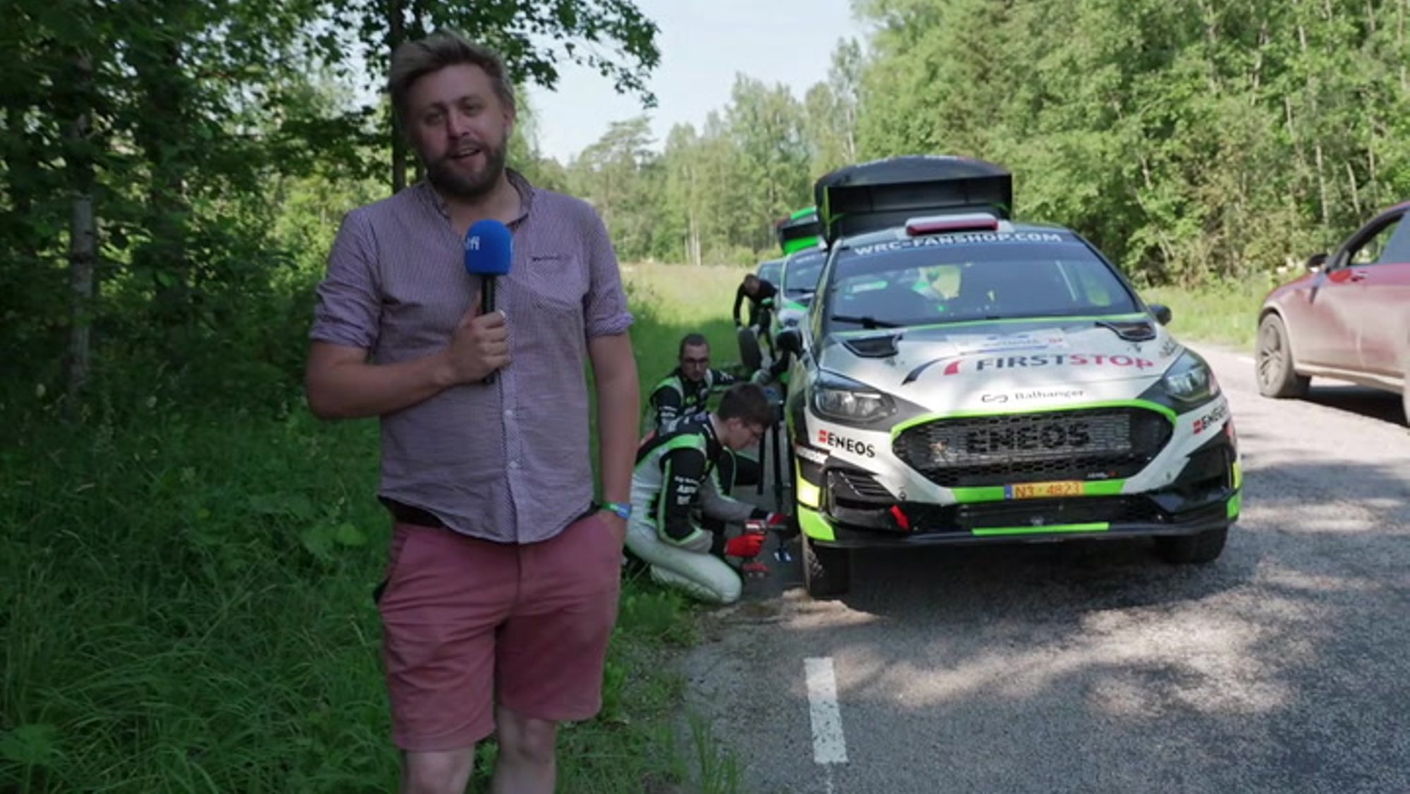 DELFI VIDEO | Kuidas ja kui kiirelt käib rallimeestel maantee ääres rehvide vahetus? Aru annavad Nõgene ja kiviga pähe saanud fänn