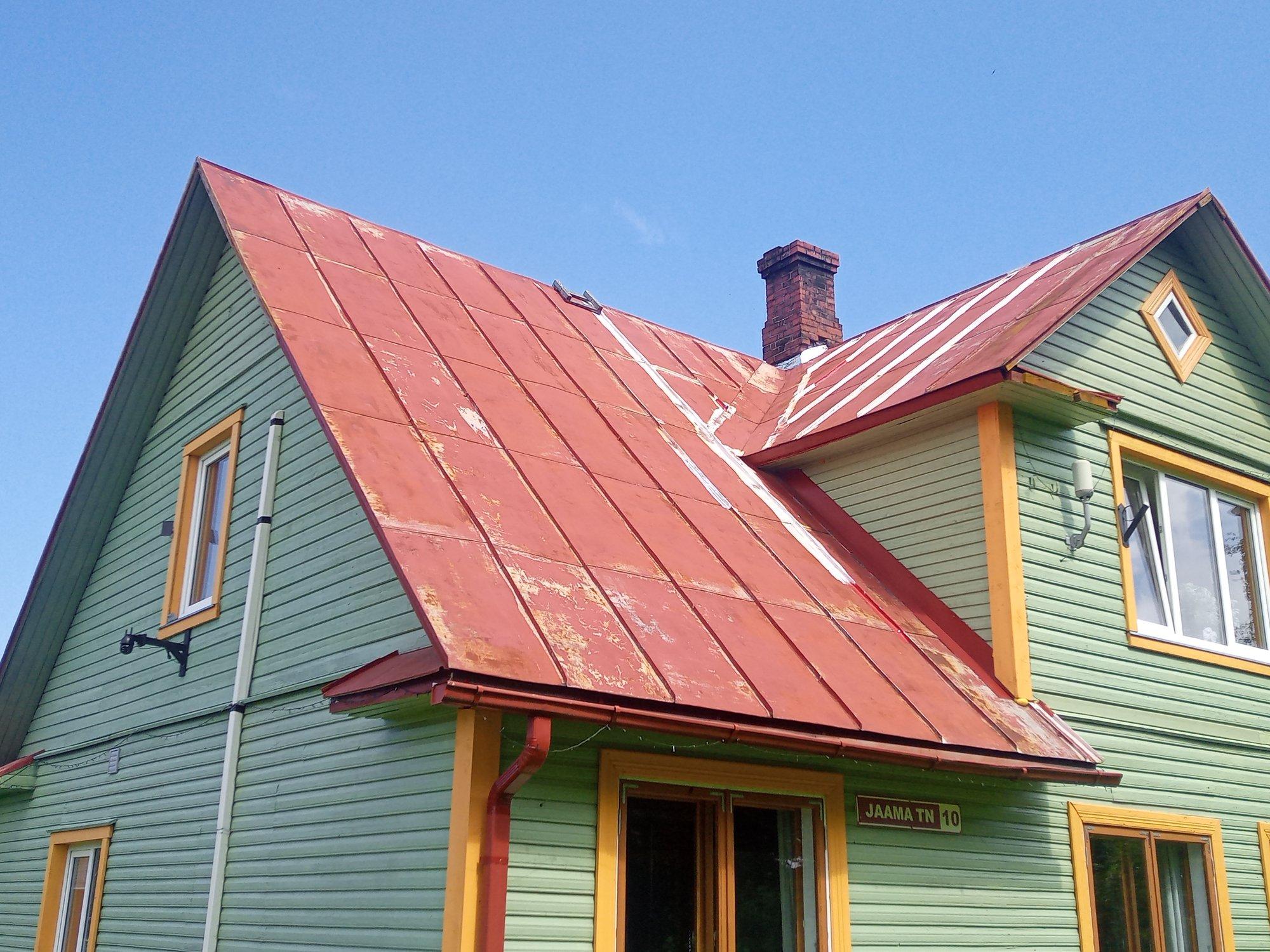 Suvine suurim töö: plekk-katuse värvimine pidevate vihmavalingute kiuste