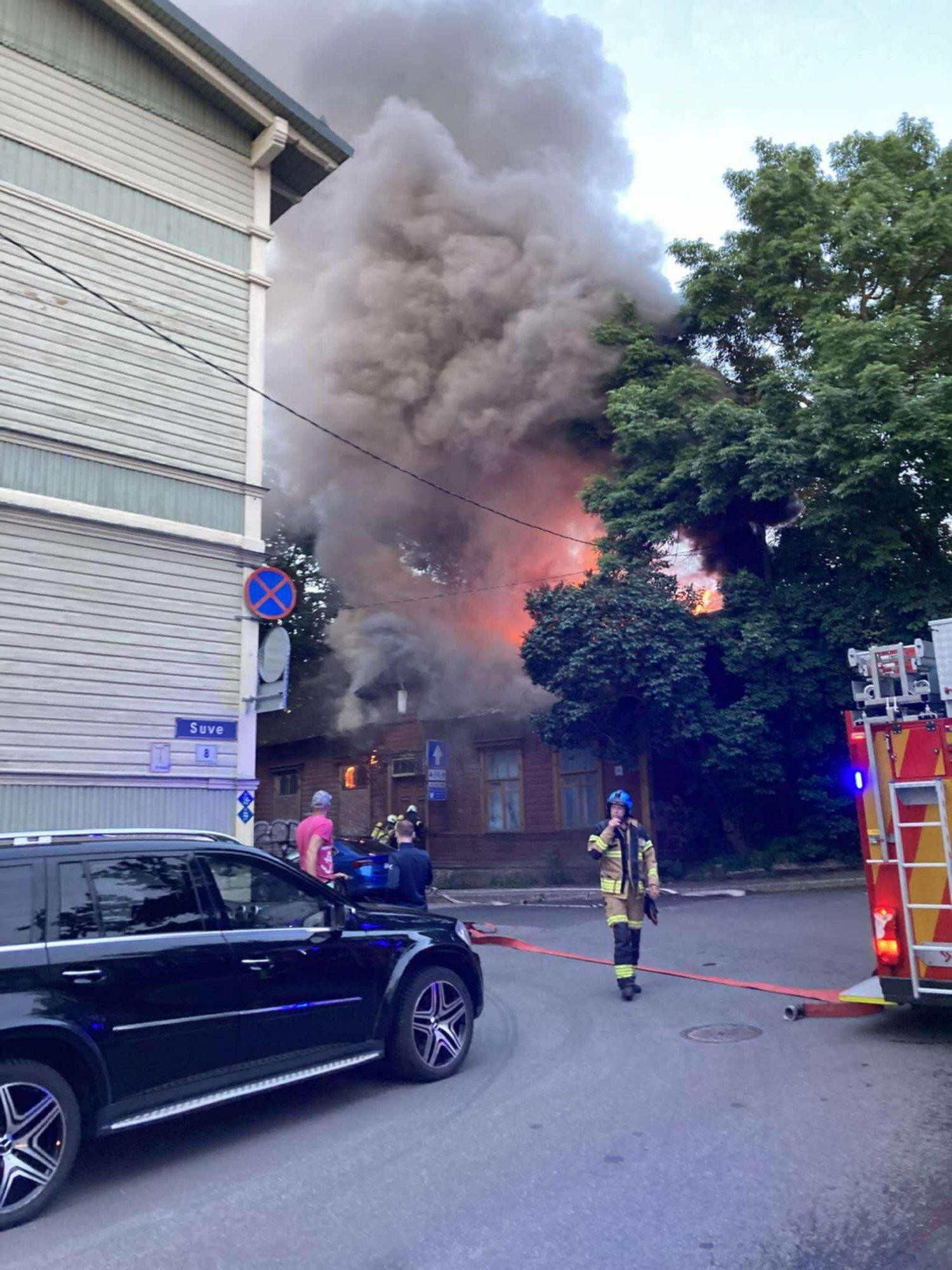 FOTOD | Tallinnas süttis põlema mahajäetud hoone, linna kohale kerkis suitsusammas