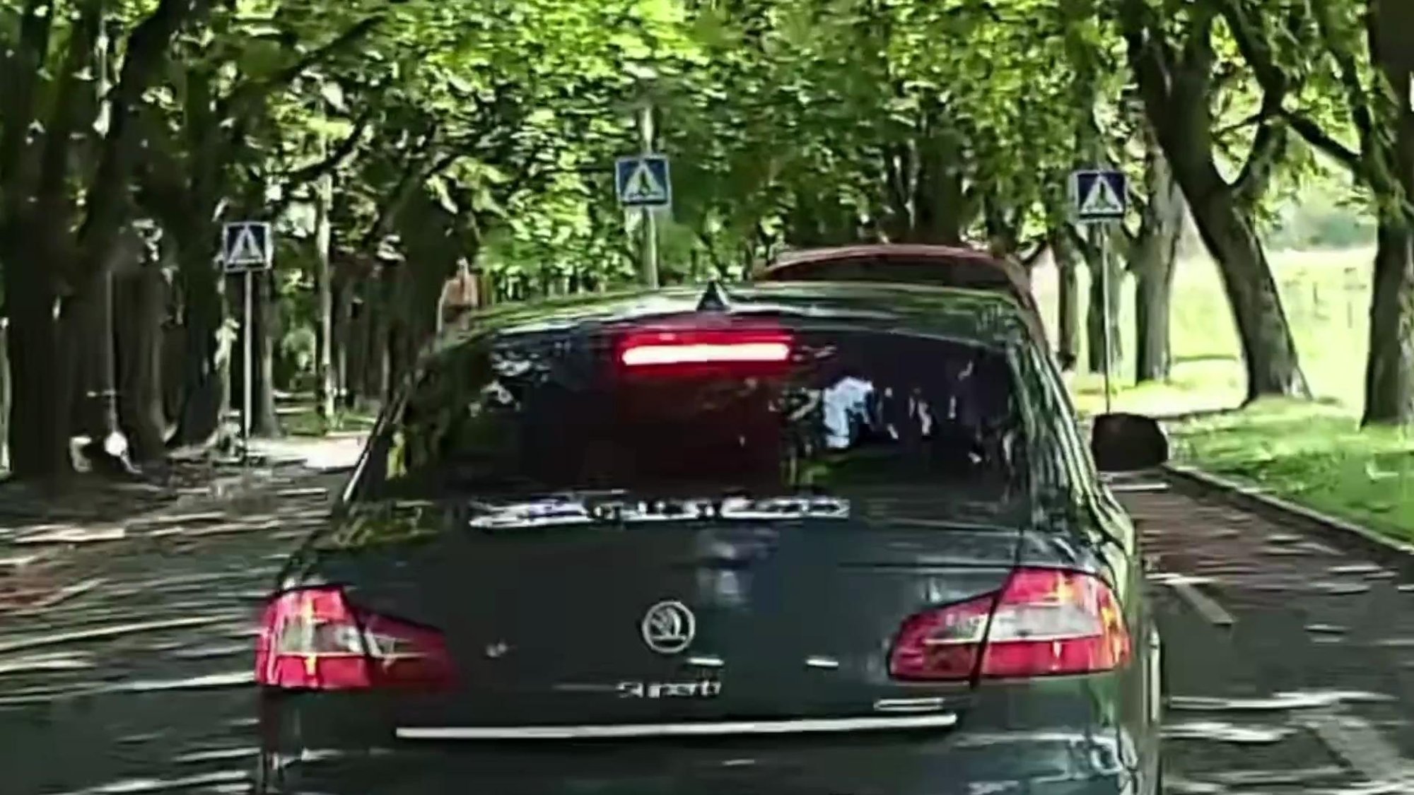 VIDEO | Milline ülbus! Škoda juht tegi Tallinnas ropu žesti ja karma näitas talle kohe kätte