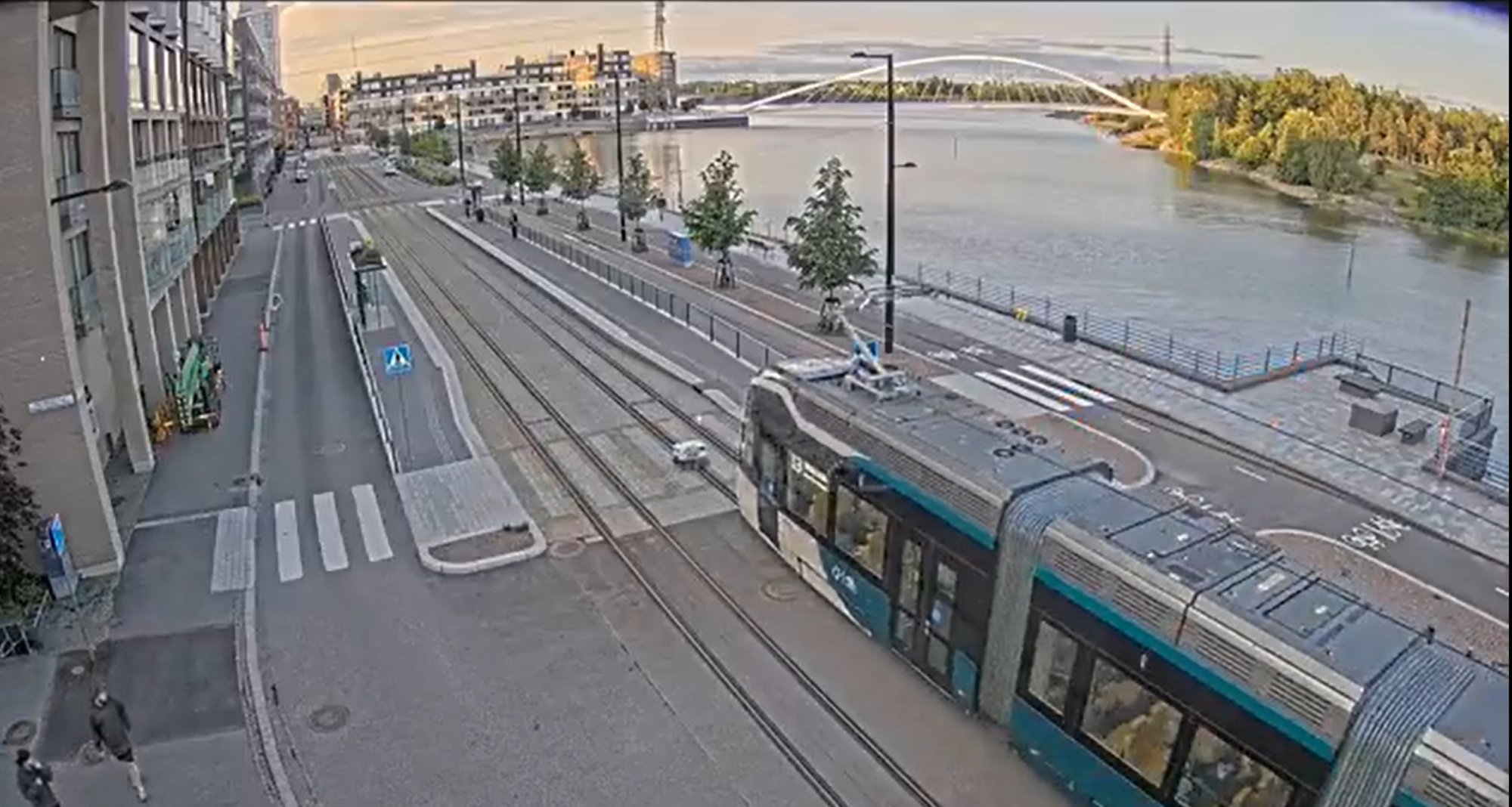 VIDEO | Helsingis jäi kullerrobot trammi alla