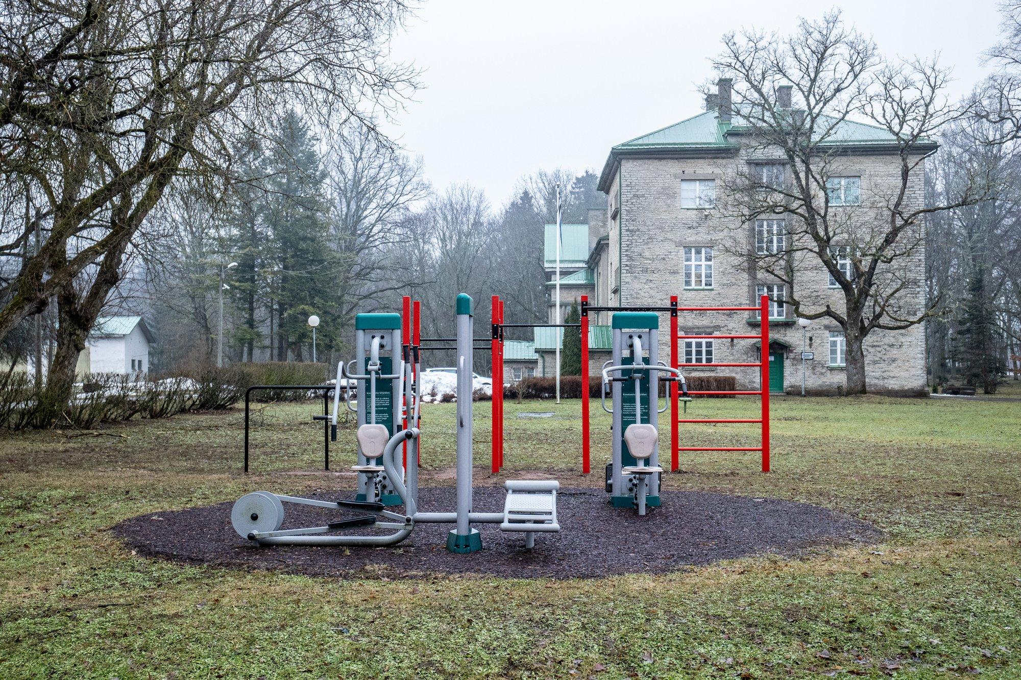 Kolmeaastasele lapsele kukkus Räpina valla välijõusaalis peale raske metallist seade. Vald polnud hooldustöödeni jõudnud