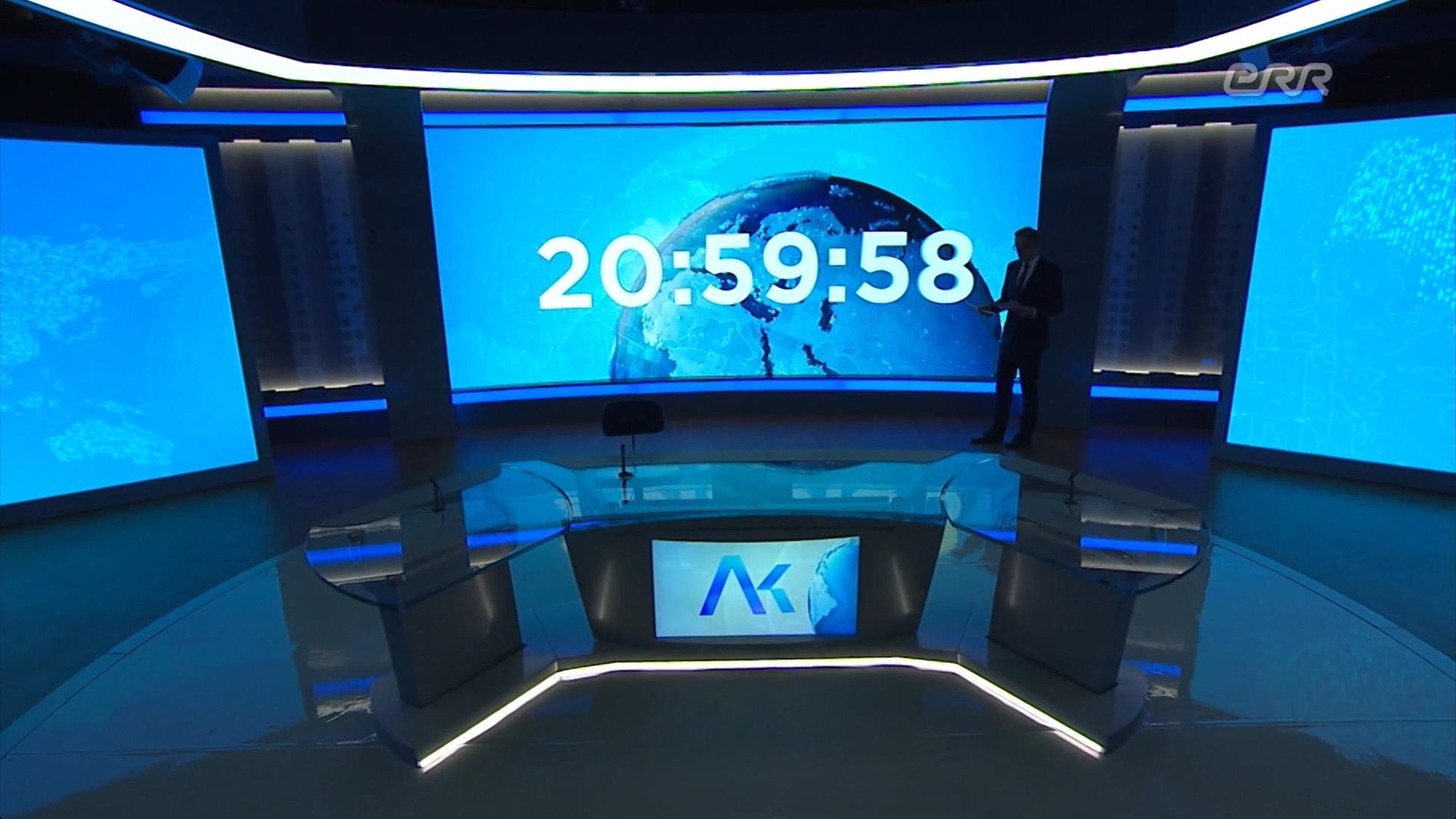 Kes seisab, kes kõnnib stuudiost läbi – iga „Aktuaalse kaamera“ saatejuht siseneb stuudiosse omal viisil