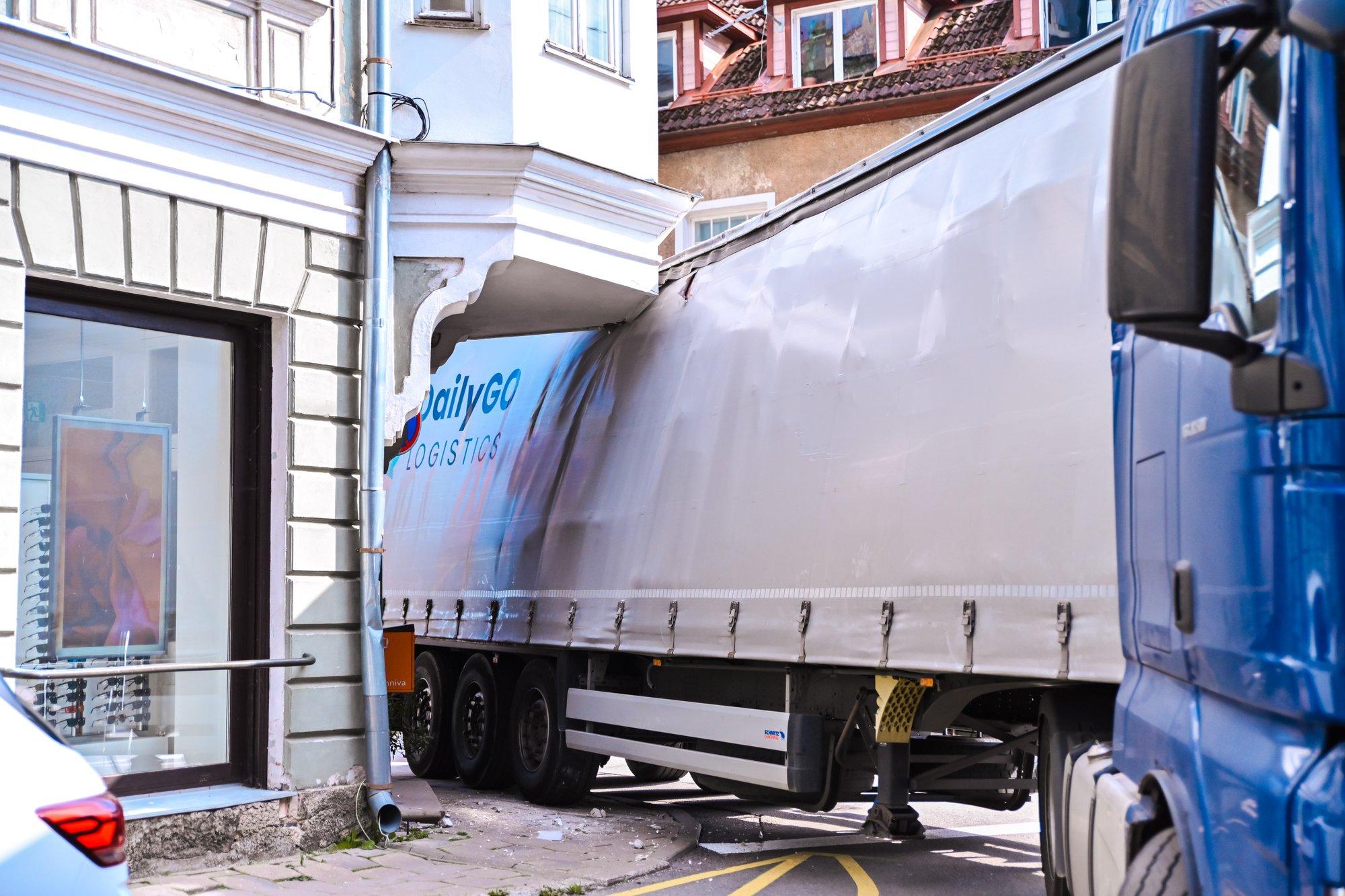 FOTOD | Veok riivas Viljandi vanalinna hoonet