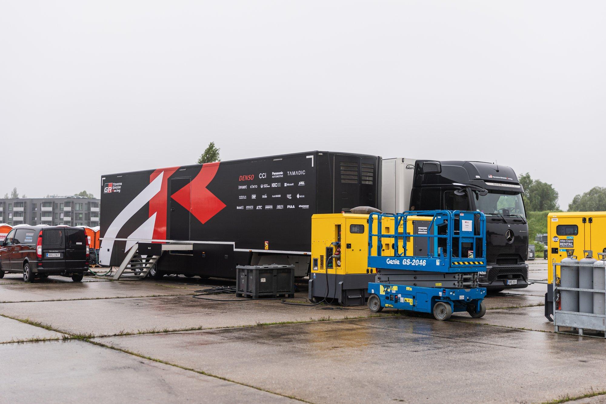 FOTOD | Tehasetiimid alustasid Raadil hoolduspargi ehitust. Hyundai „kodu“ püstitav hollandlane: peale Kreekat on vihm isegi teretulnud