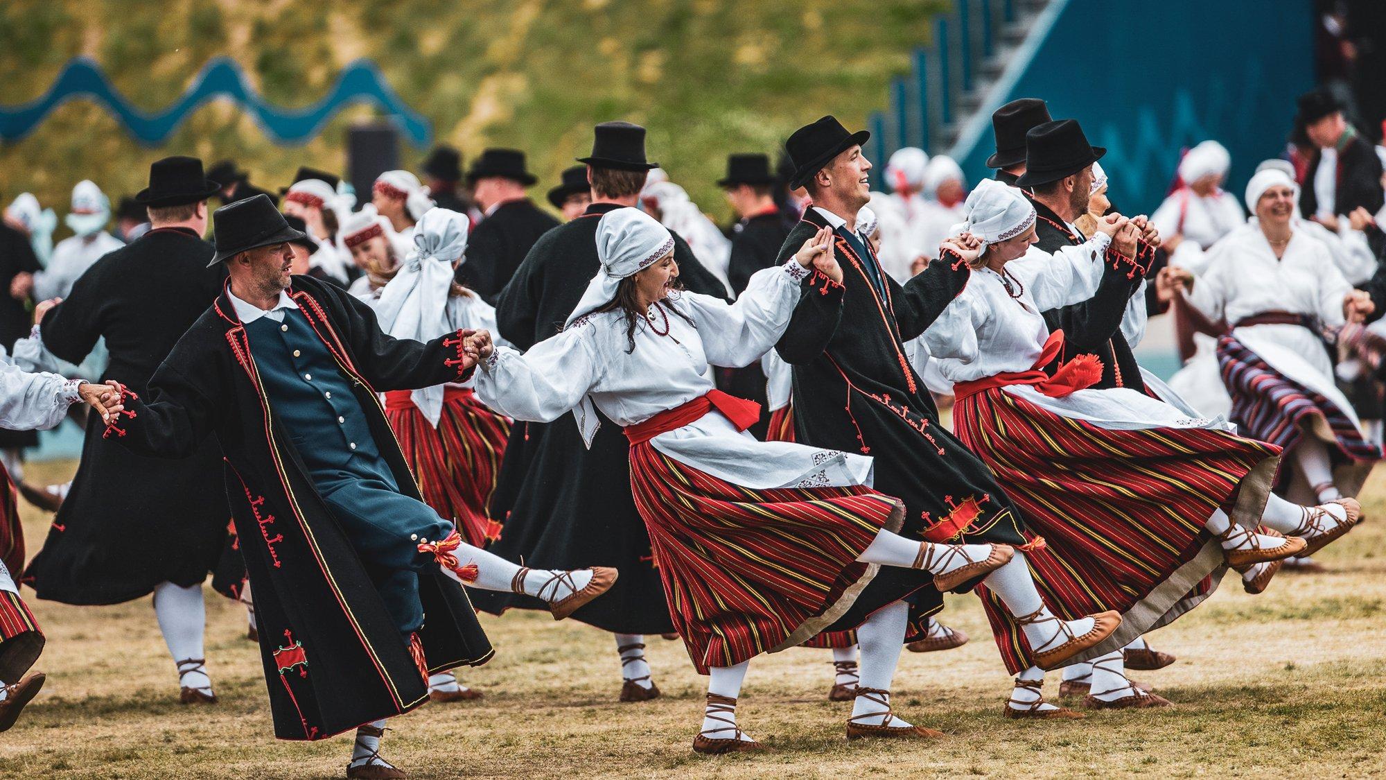 ARVUSTUS | Uu jaa jaa tantsime kõik Eestimaal*