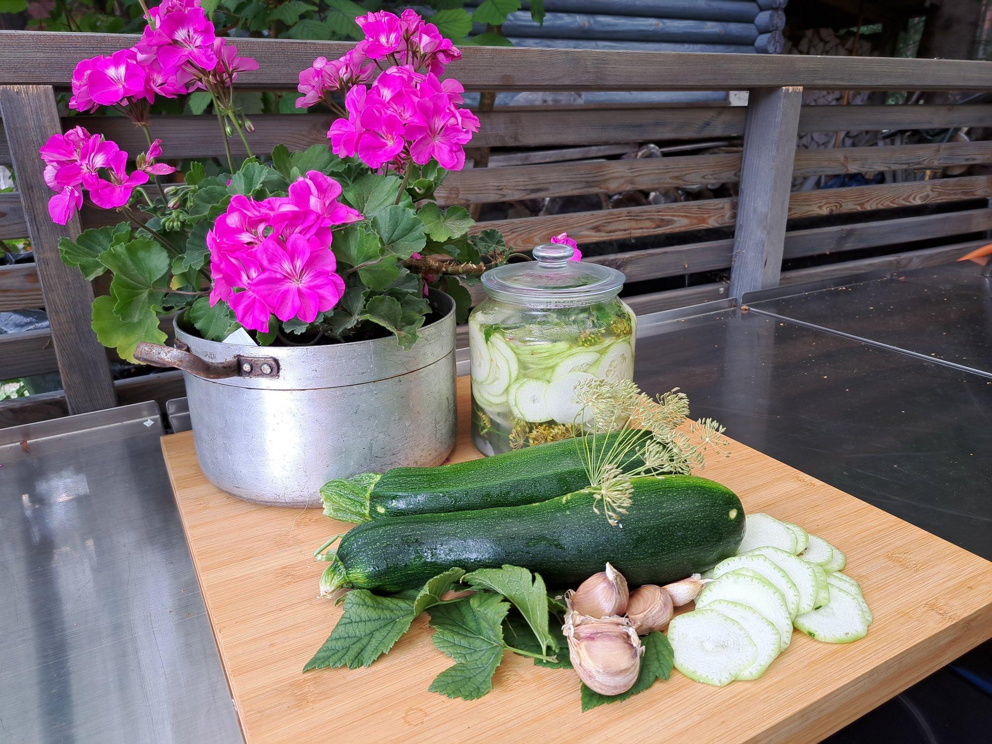 Eva Luigas jagab imemaitsvate hapendatud suvikõrvitsaviilude ja suvikõrvitsarullide retsepte