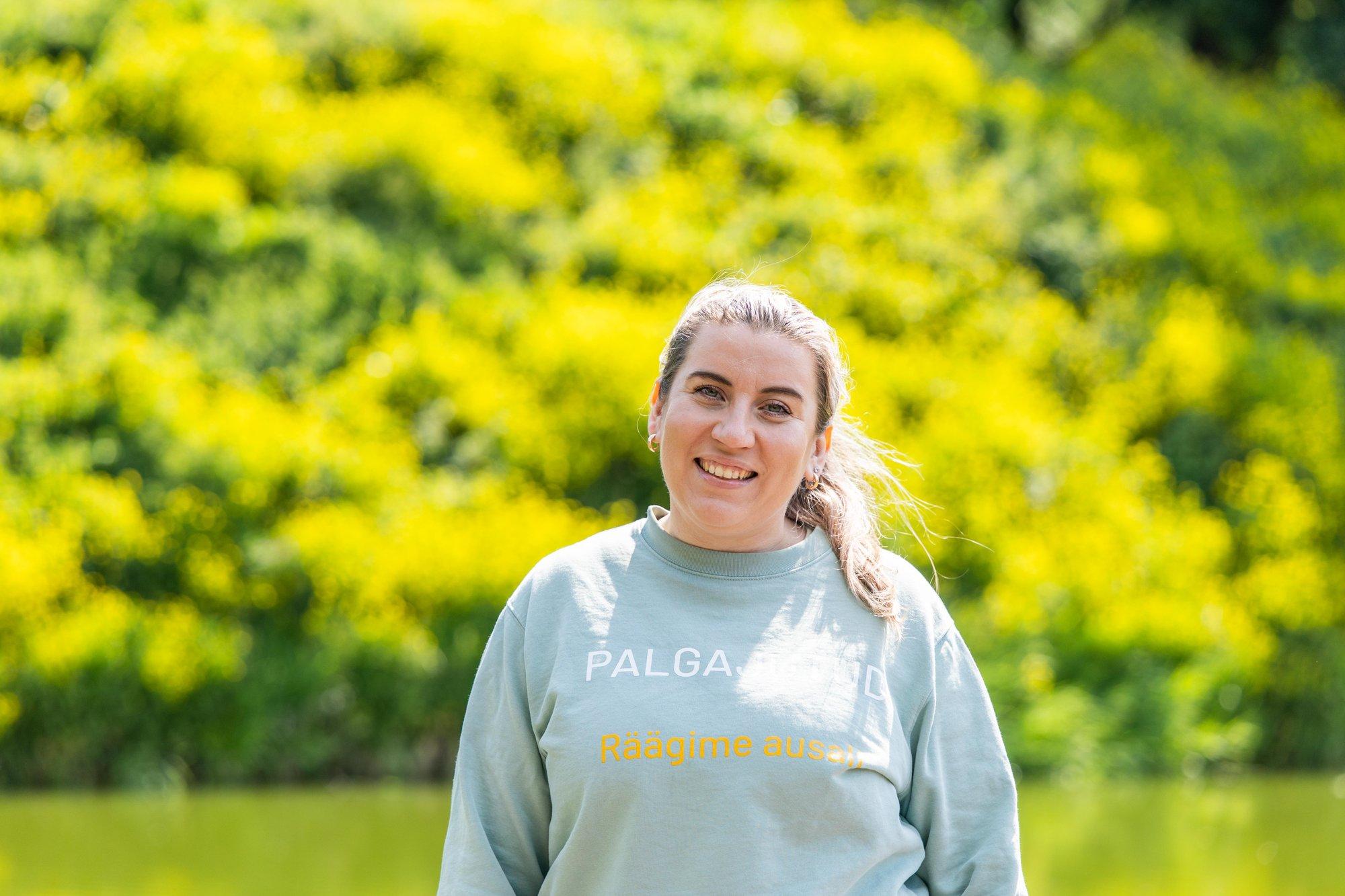 INTERVJUU | Palkade avalikustamise eestkõneleja küsib tänaval kaameraga inimeste töötasu