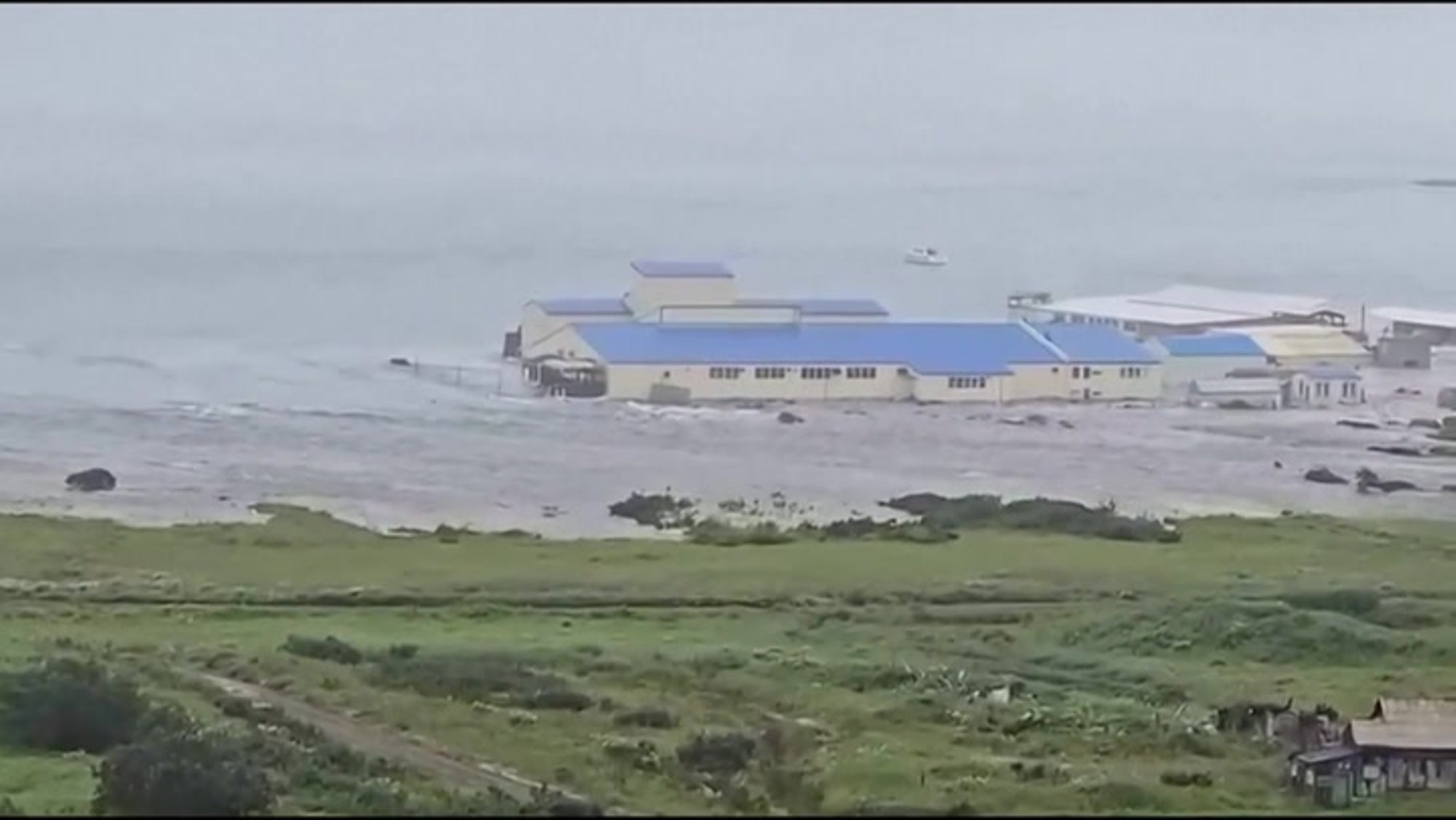 VIDEO | Tsunami ujutab üle rannikuala Kuriili saartel