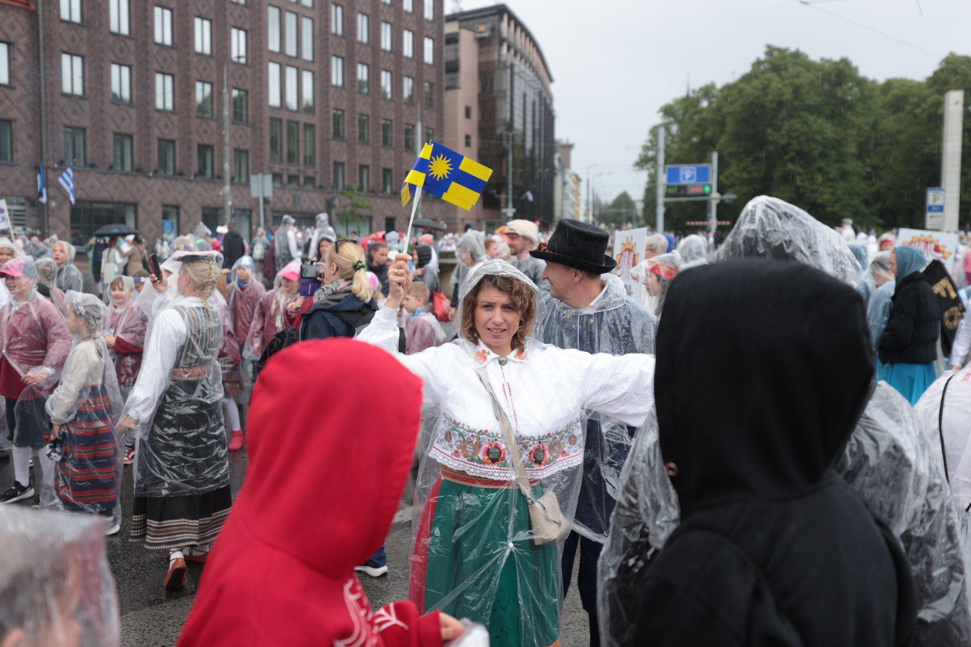 FOTOD | Laulu-ja tantsupeo rongkäik algas vihmaselt