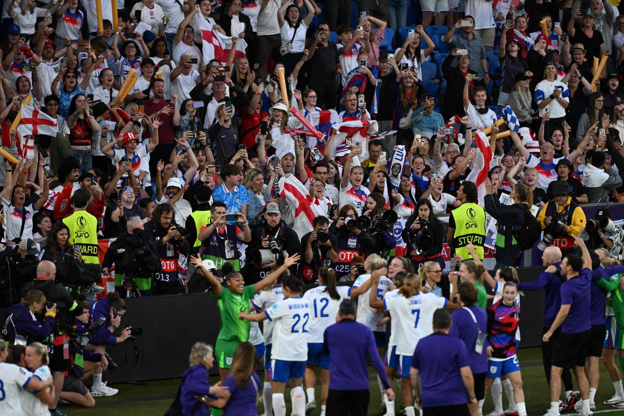 Inglismaa jalgpallinaiskond kaitses penaltiseeria järel Euroopa meistritiitlit