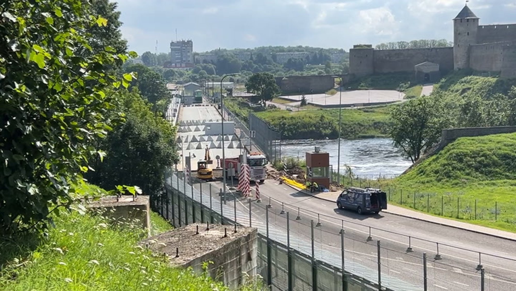 VIDEO | Narva piiripunkti paigaldatakse ülestõstetavad teetõkked
