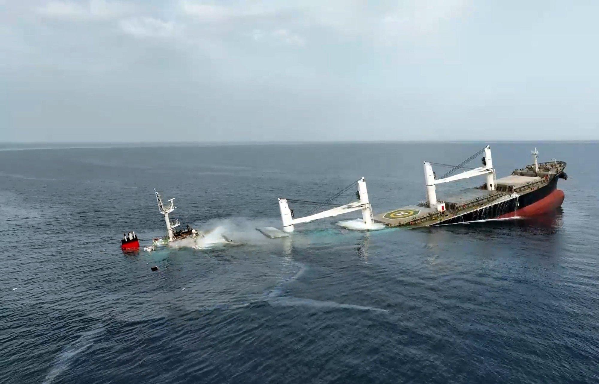 VIDEO | Jeemeni huuthi mässulised uputasid Punasel merel kaubalaeva