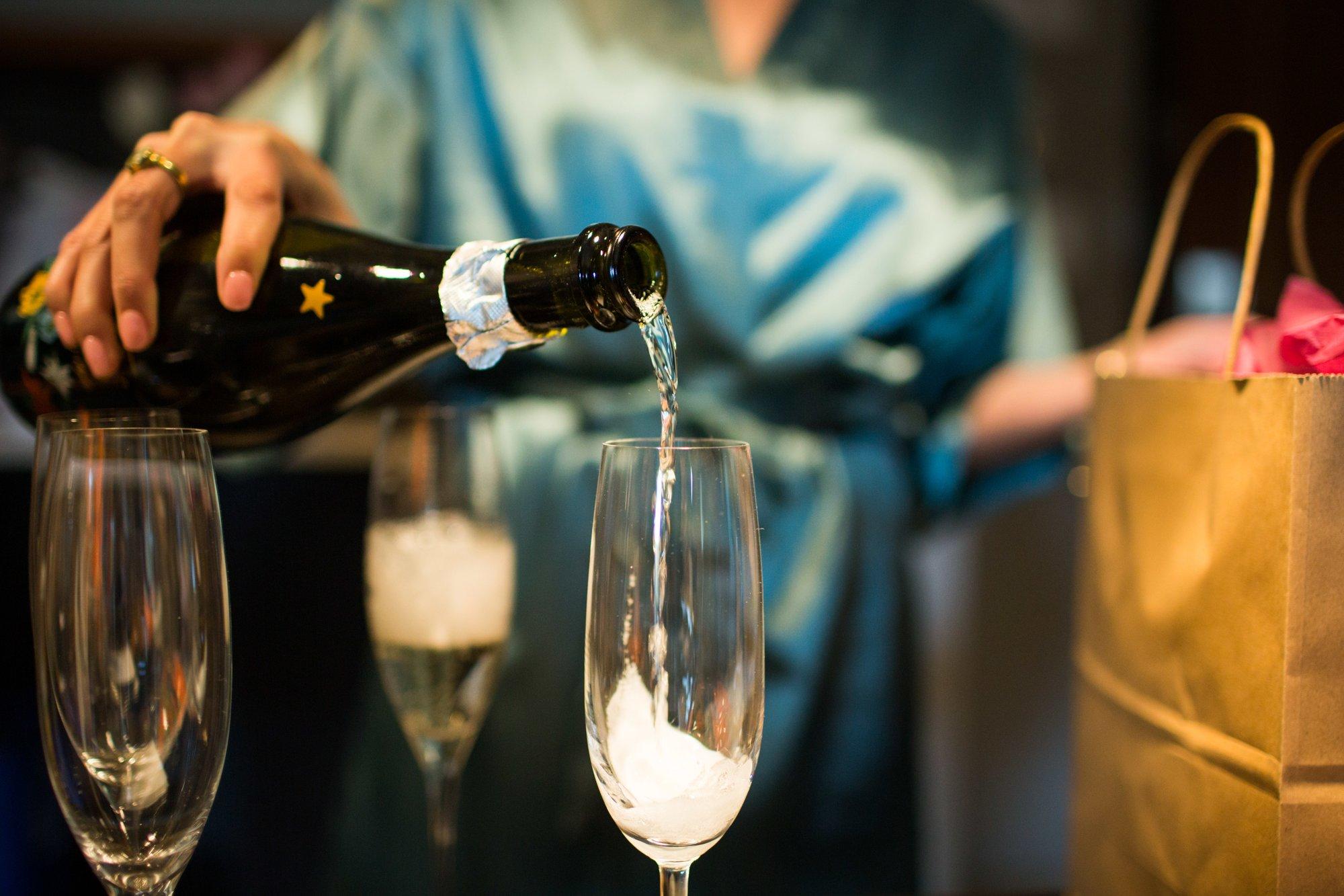 Otsustasid alkoholiga pausi teha, aga seltskond hakkab sind keelitama? Miks nad seda teevad ja kuidas vastata