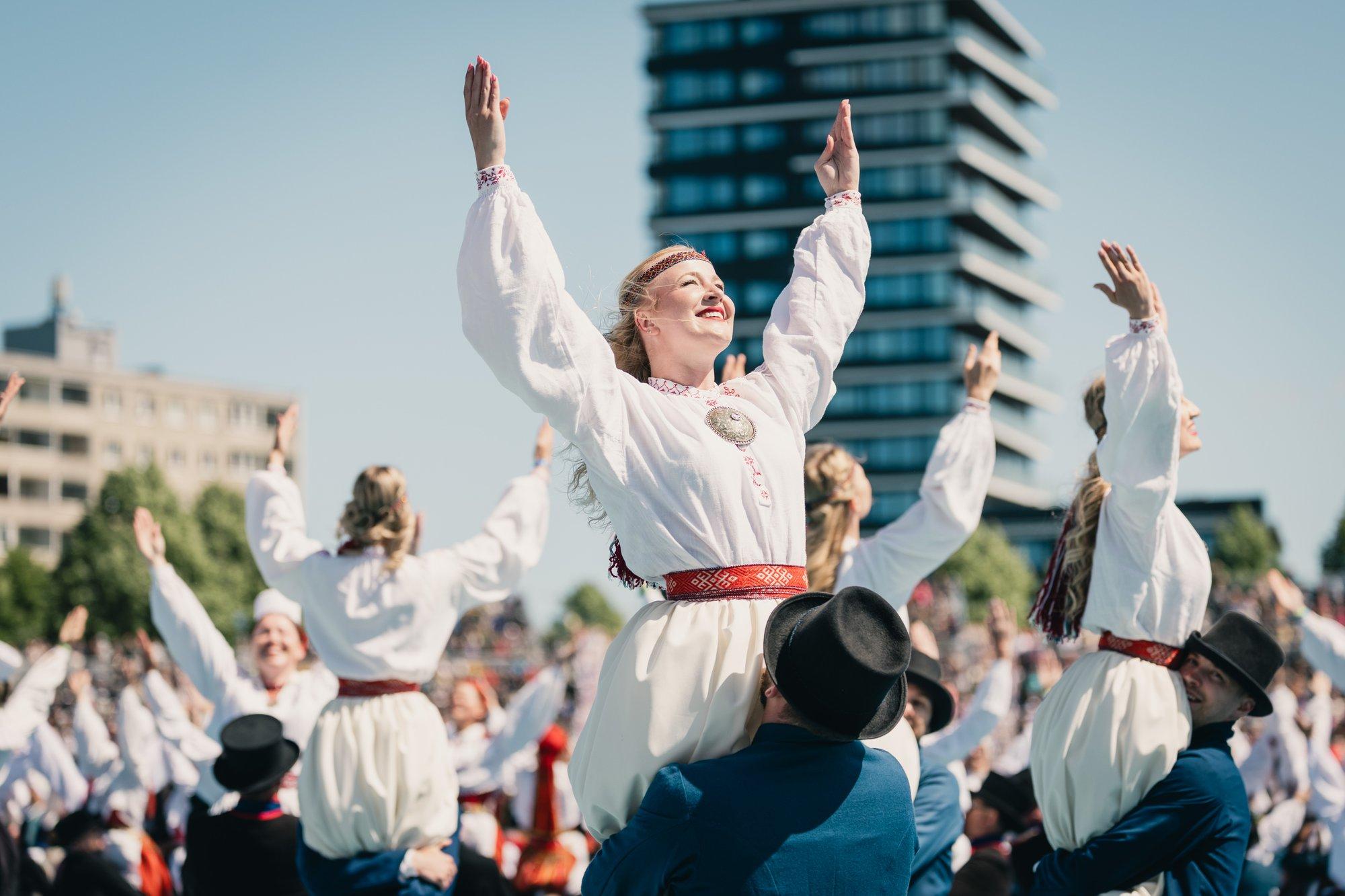 ARVUSTUS | Sõprus ja rahvuskultuuri sügav side. „Iseoma“ tantsupidu kandis kodutunnet ja rõõmu