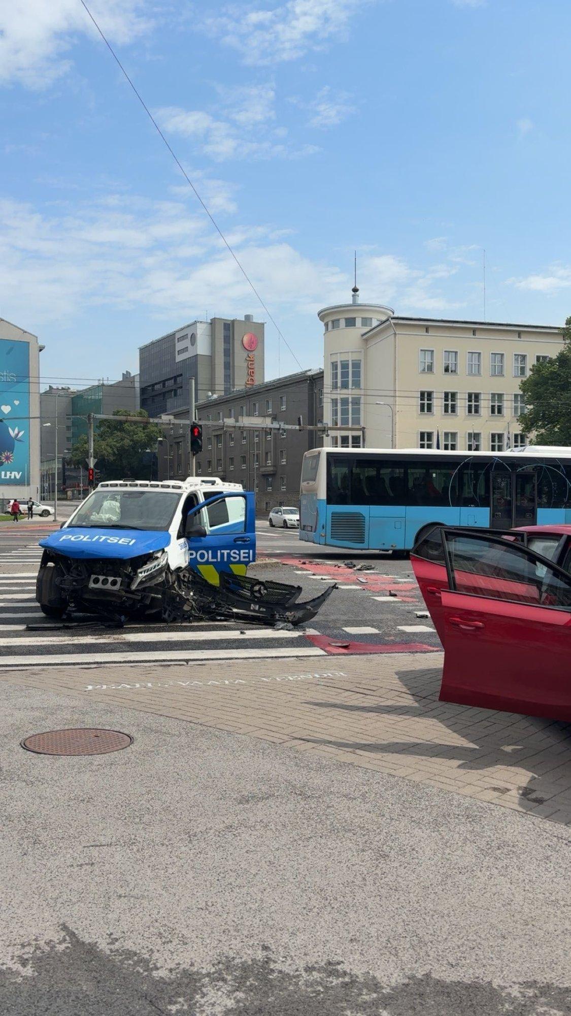 VIDEO | Agressiivseid joobes inimesi kantseldama läinud politseipatrull sattus avariisse