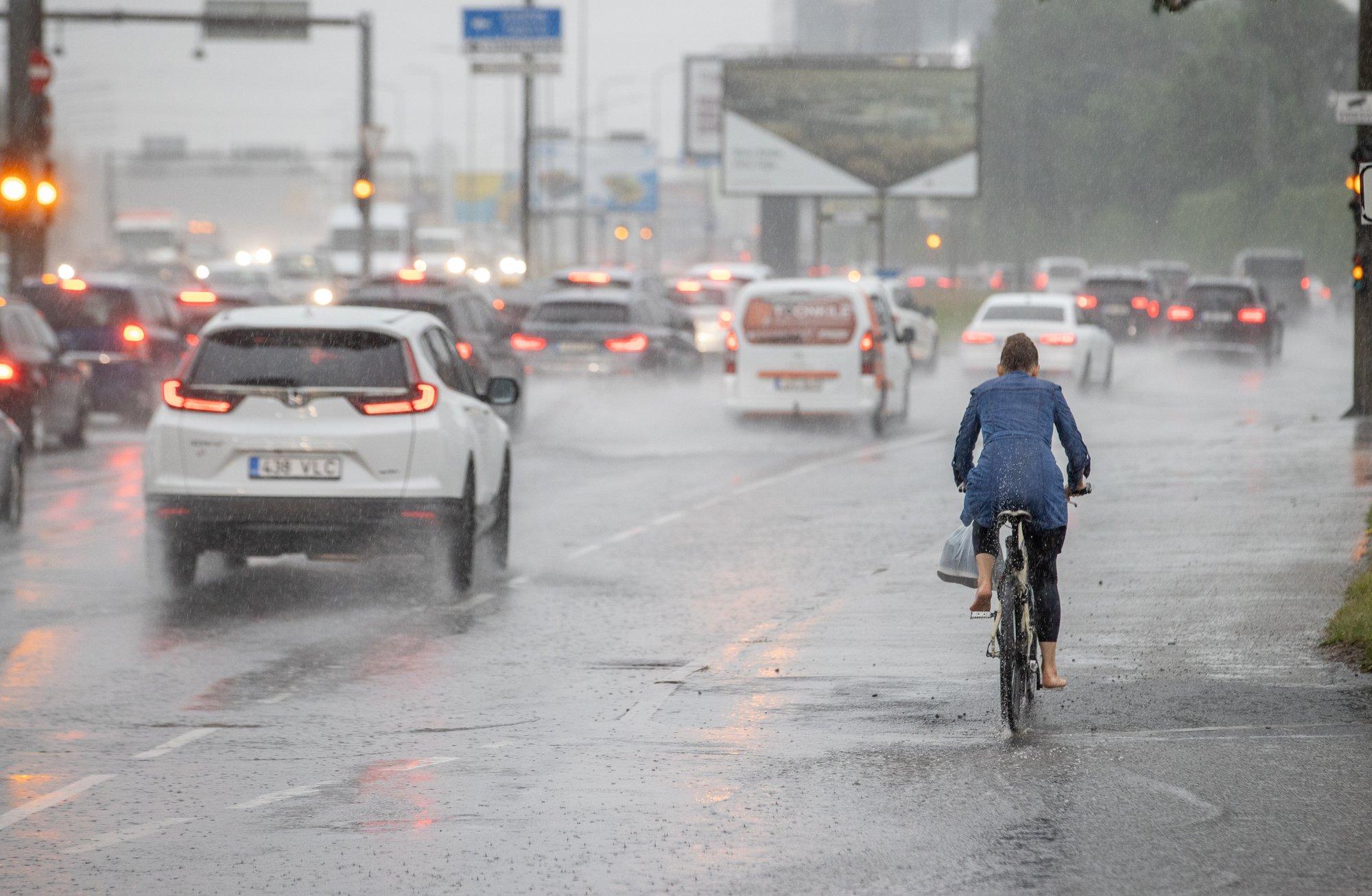 Kehv ilm teeb ka head: kellele toob tänavune vihmane ja jahe suvi rõõmu?