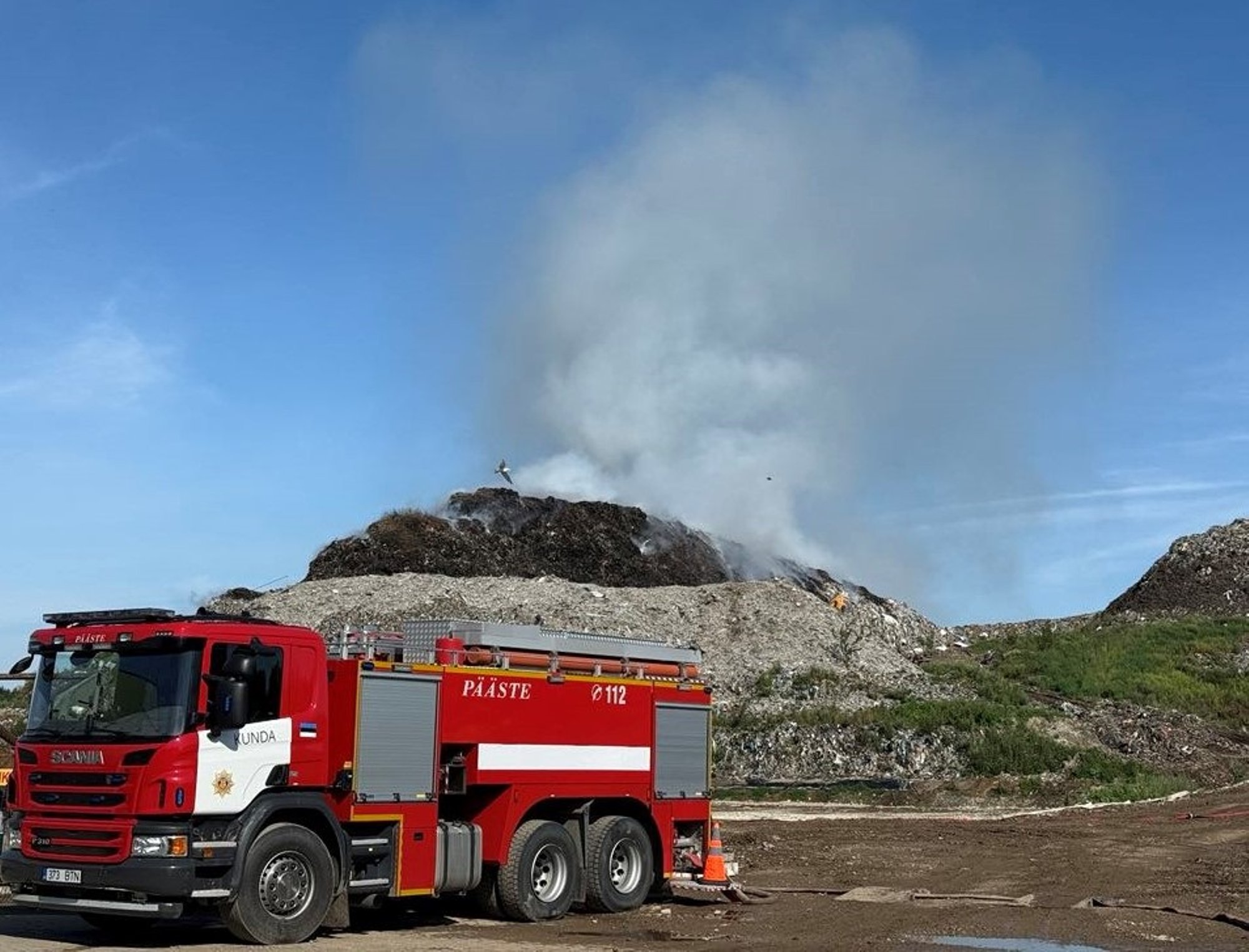 FOTOD |  Uikala prügila kustutustööd võivad kesta koguni kolm päeva