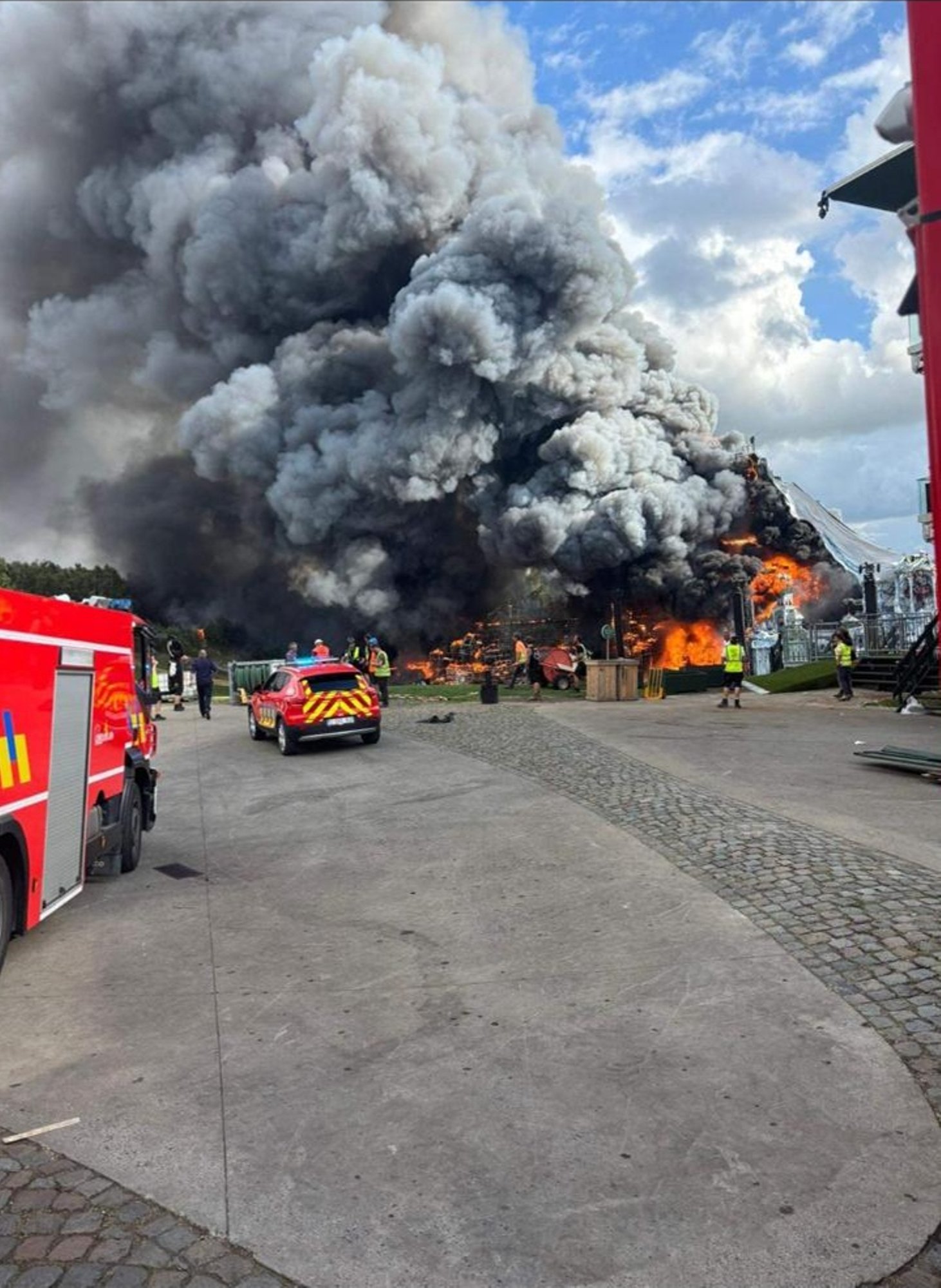 VIDEO ja FOTOD | Belgia muusikafestivali Tomorrowlandi pealava süttis põlema
