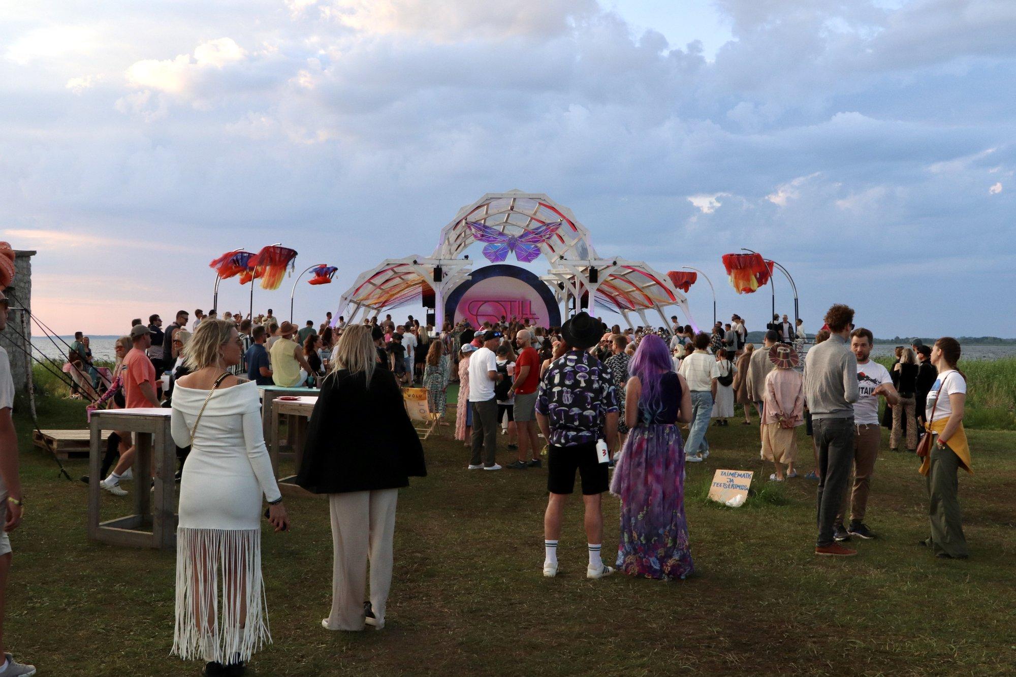 REPORTAAŽ | Hiiglaslik leekides põder ja kaheksa lava. Saaremaal toimunud I Land Soundi festival ühendas rahvast ürgse looduse ja elektroonilise muusikaga