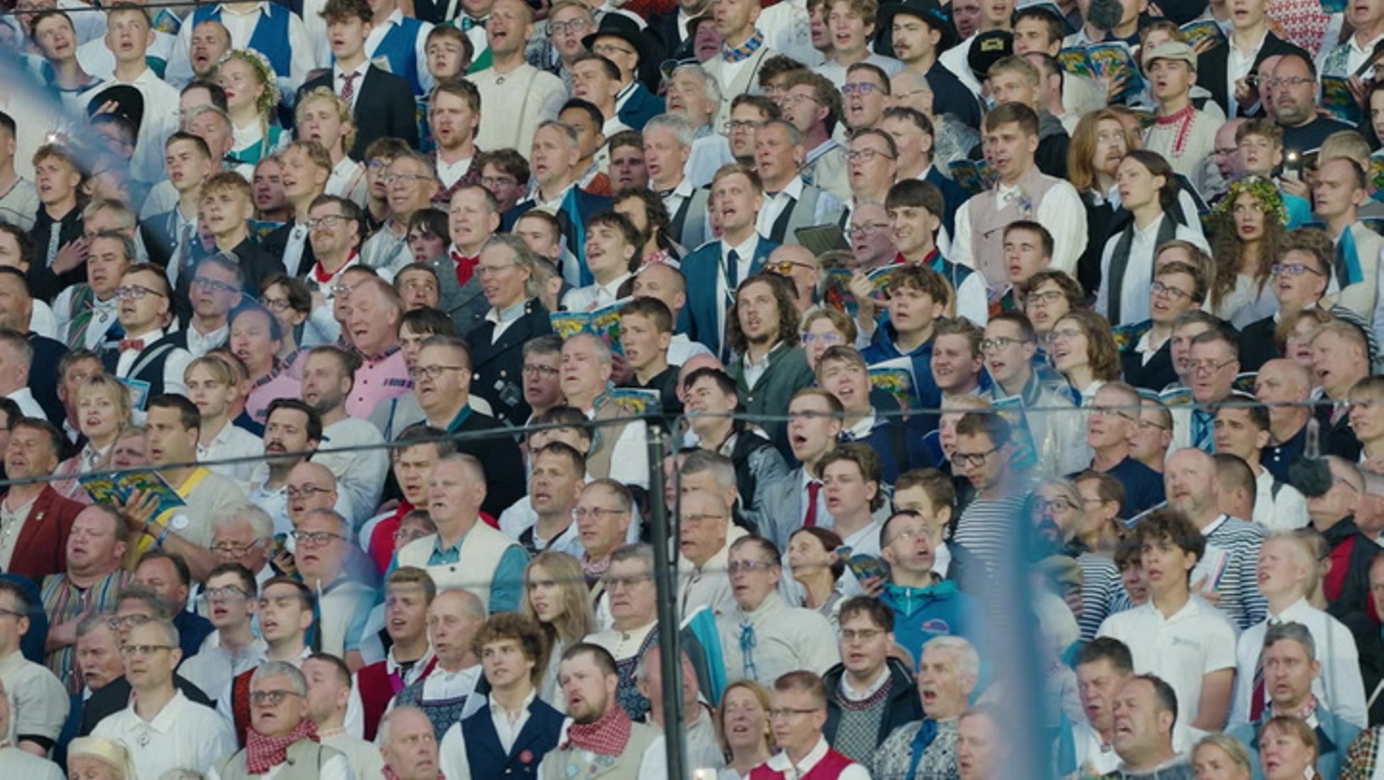 VIDEO | Rahval käed rinnal ja silmad kinni. Vaata, kuidas kõlas suurkontserdil „Mu isamaa on minu arm“!