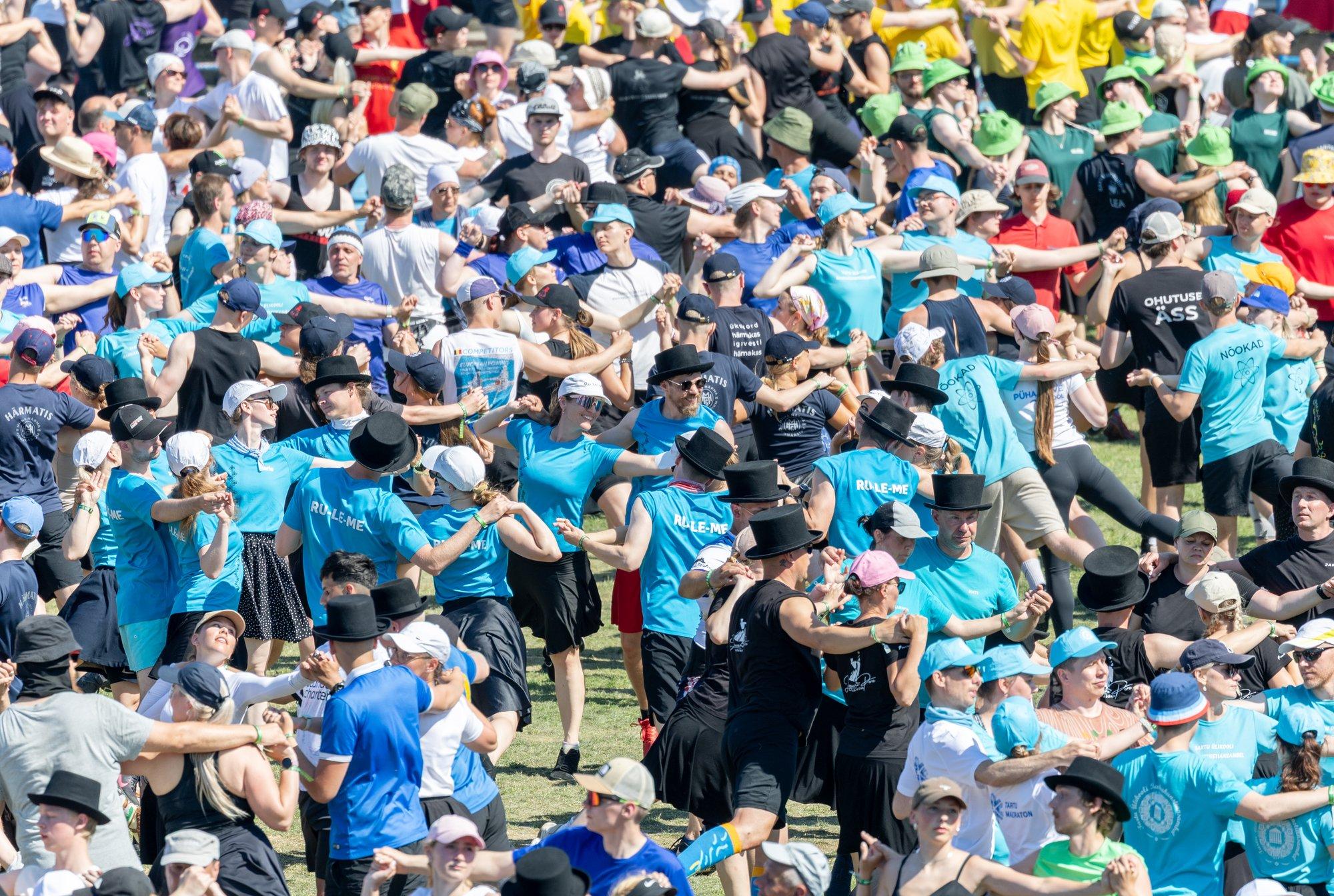 Tänavu tantsitakse salvestatud muusika saatel. Muusikajuht: töö käigus kaalusime eri variante