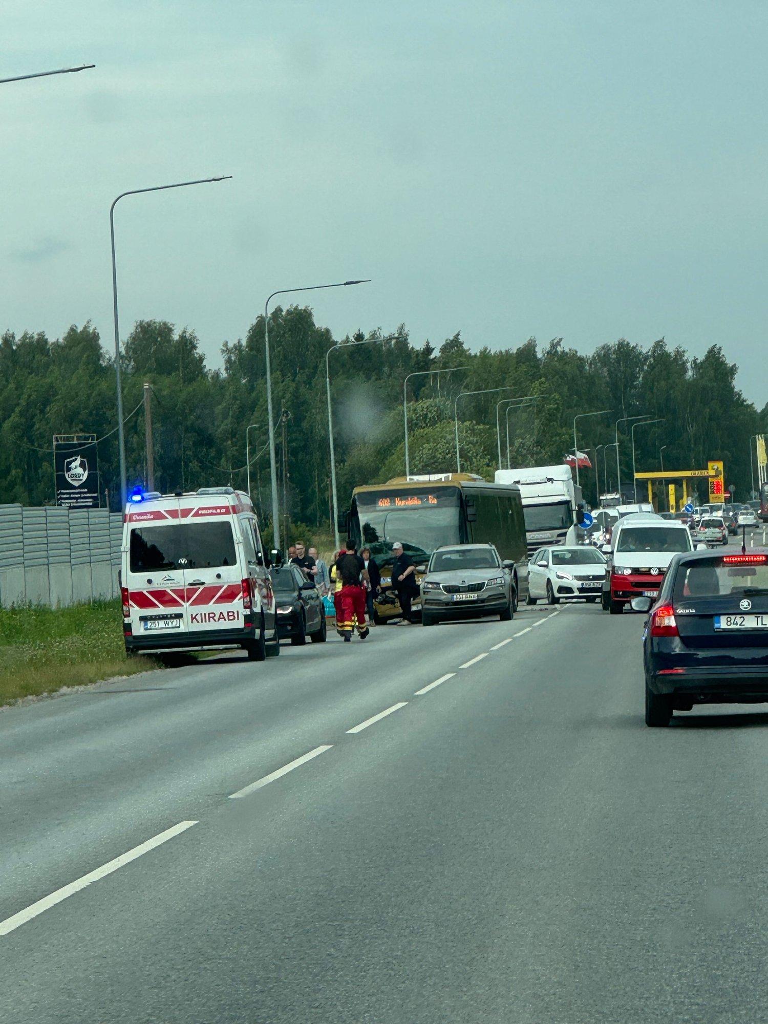 FOTOD | Tartu külje all põrkas buss kokku sõiduautoga