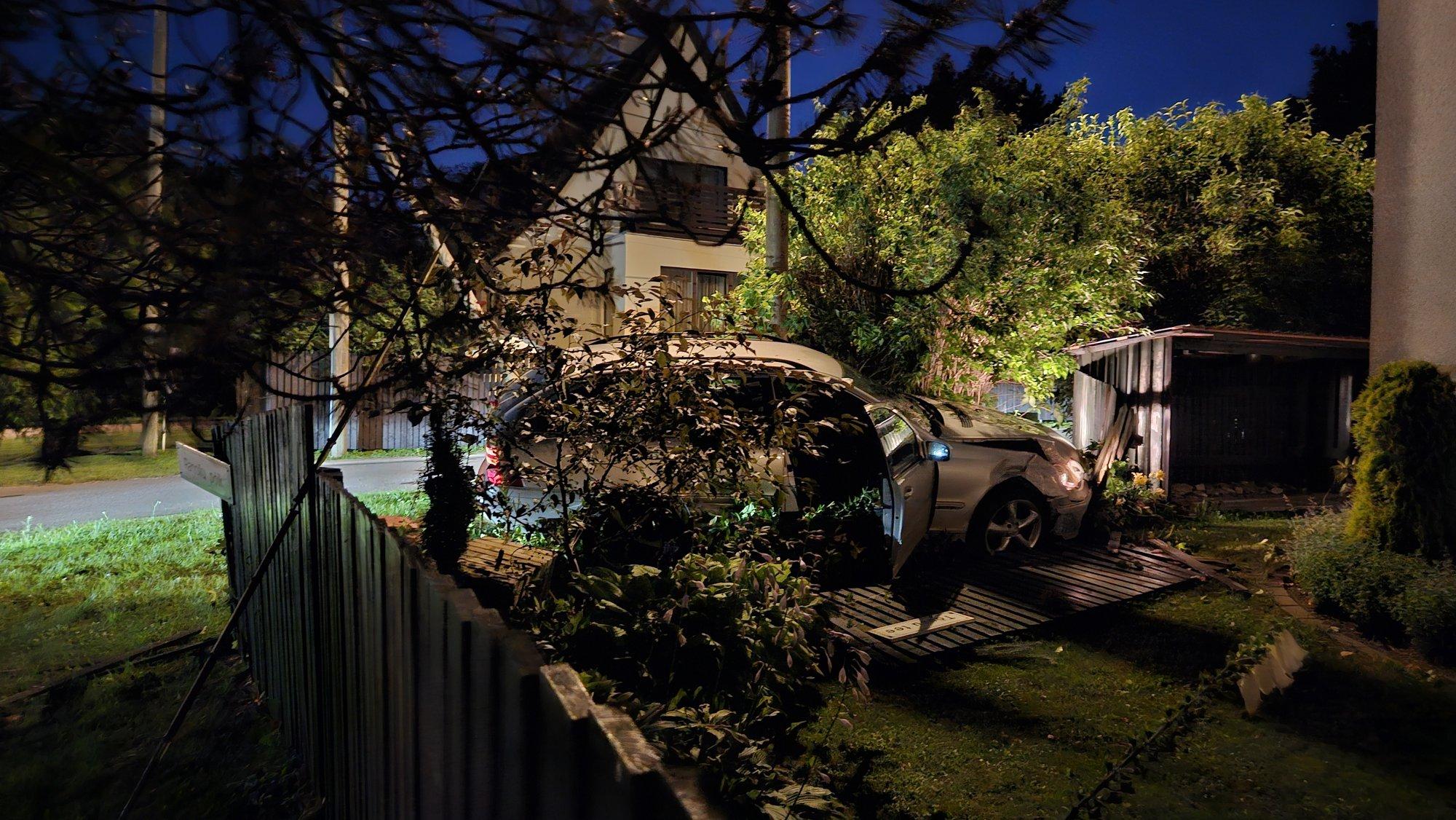 FOTOD | Alaealine joobes noormees sõitis Pirital läbi elumaja aia