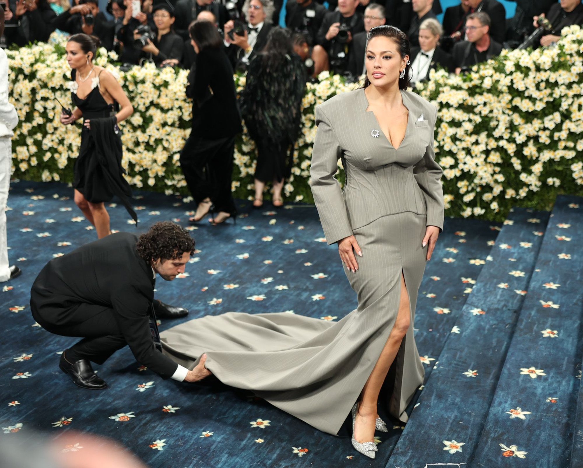 „Rasvavoldid mu seljal, pressite jälle üle rinnahoidja ääre, aga olen otsustanud teid armastada!“ Kurvikad naised, kes ei häbene oma keha